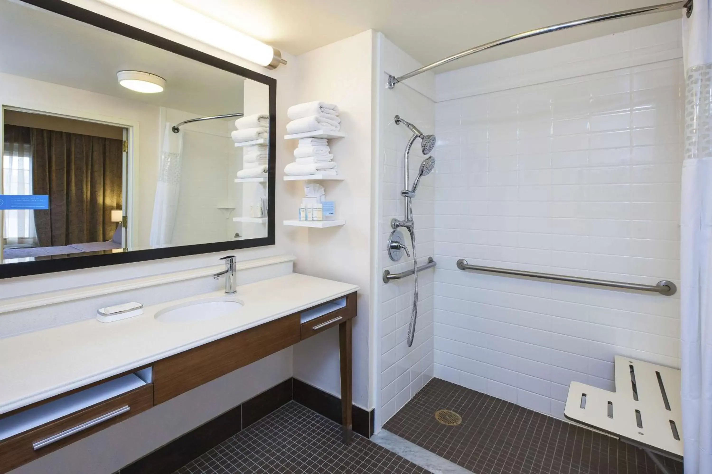 Bed, Bathroom in Hampton Inn & Suites Providence-Warwick Airport