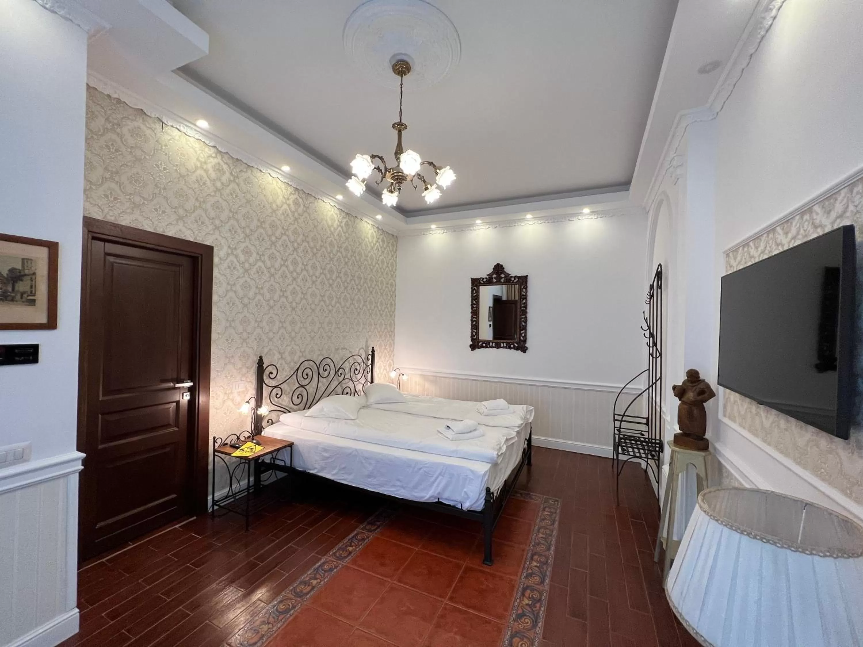 Bed in Hotel Boutique Cathedral Plaza Residences room for rent downtown