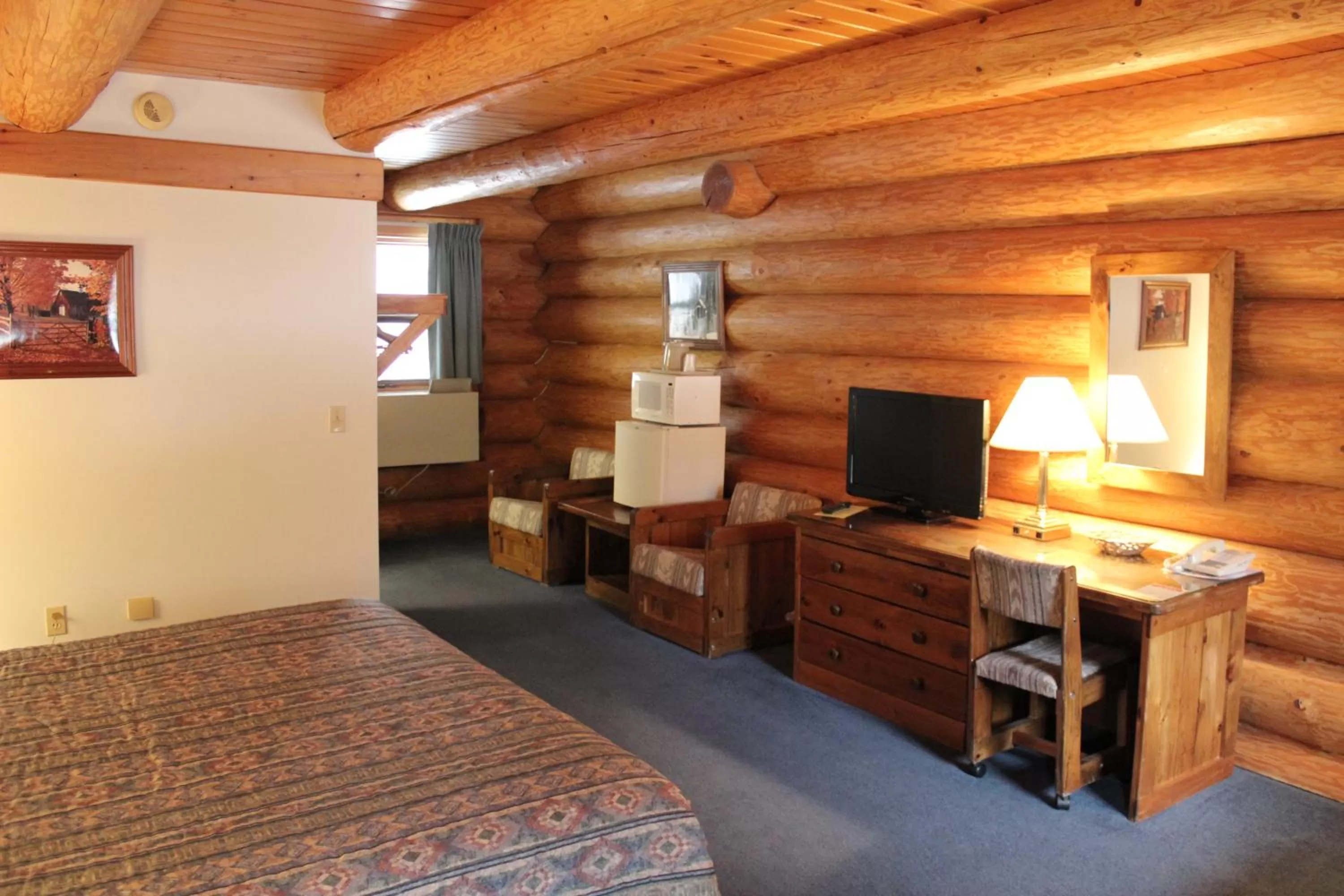 Bed in Nootka Lodge