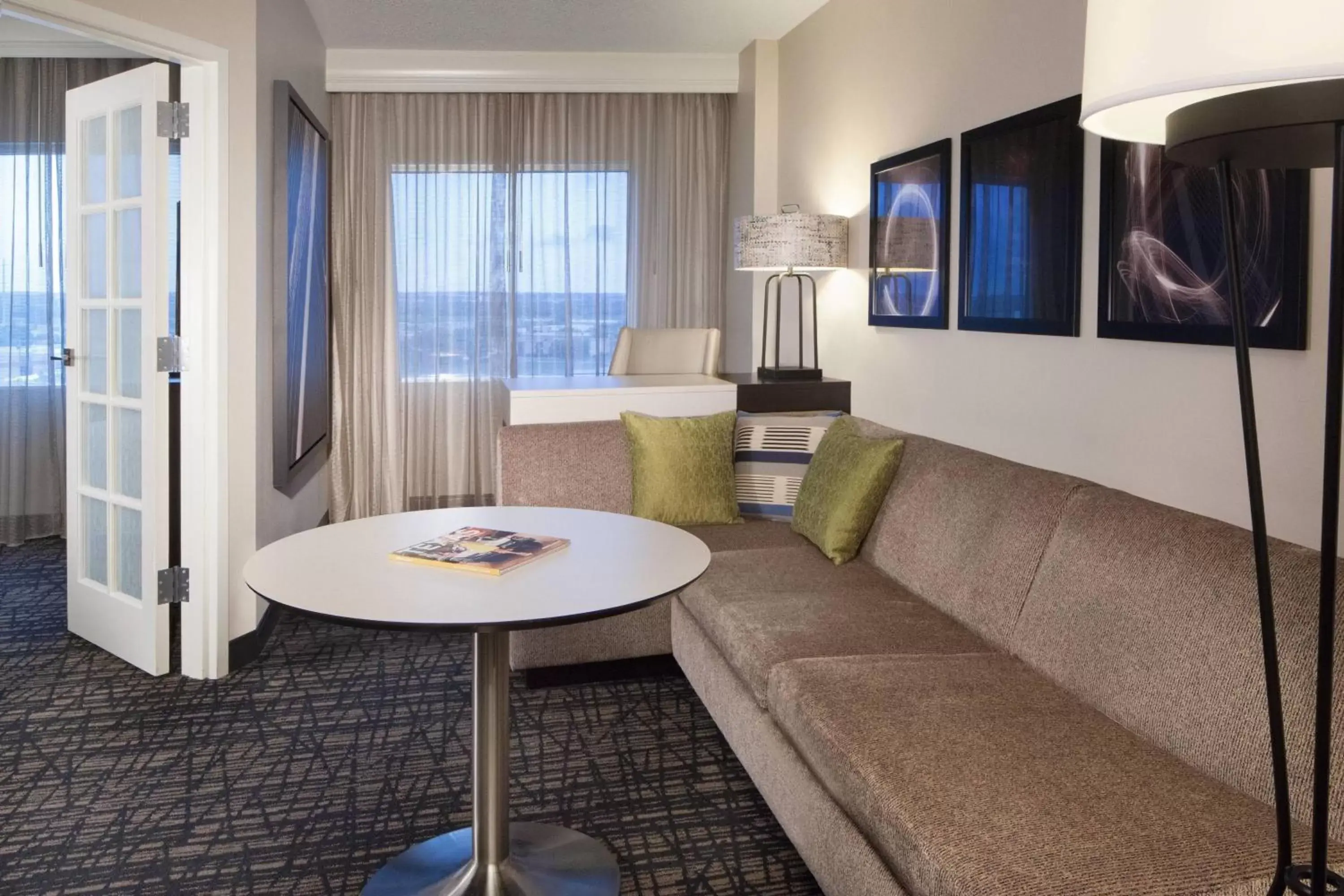 Living room, Seating Area in Dallas Marriott Suites Medical/Market Center