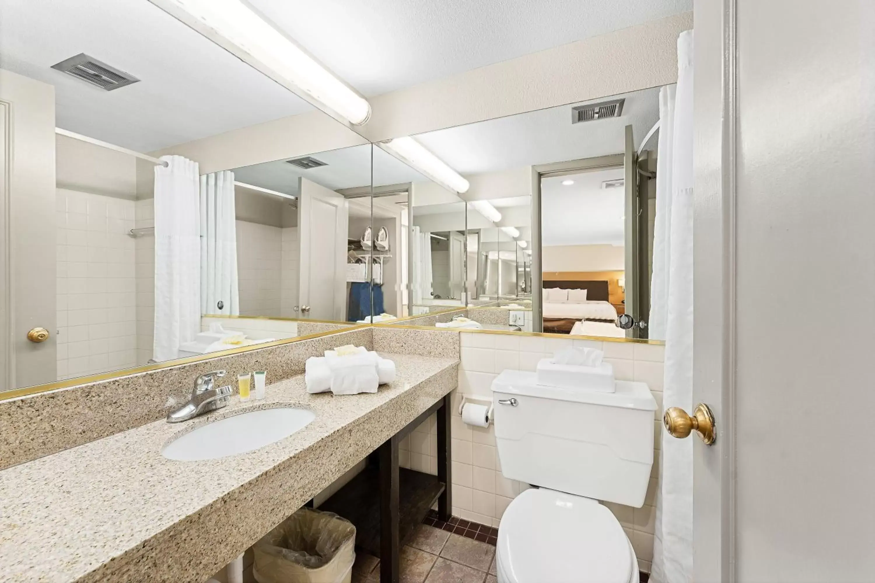 Bathroom in Days Inn & Suites by Wyndham Roseville/Detroit Area
