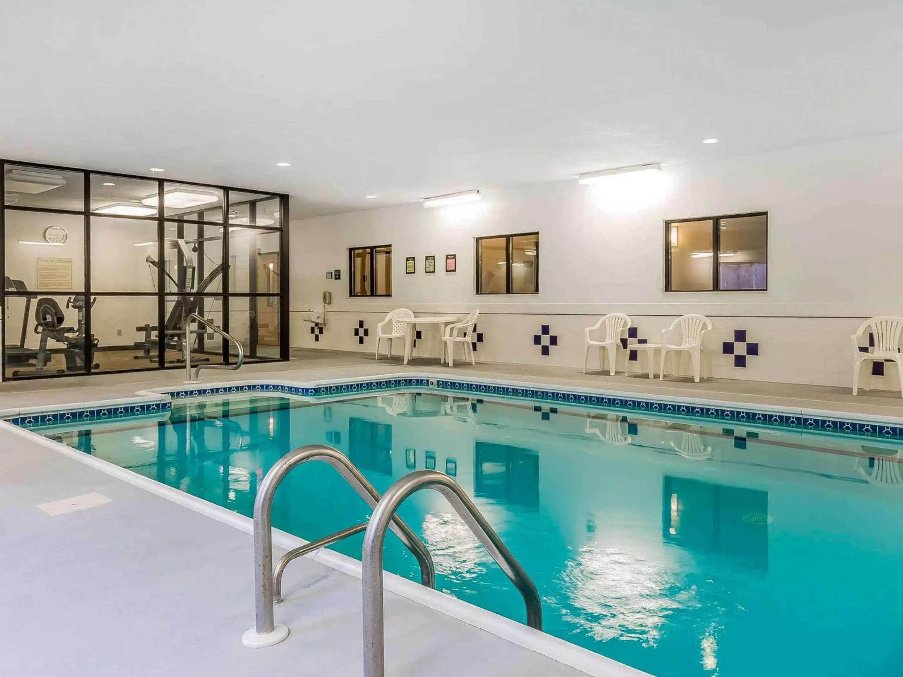 Swimming Pool in Comfort Inn & Suites East Moline near I-80