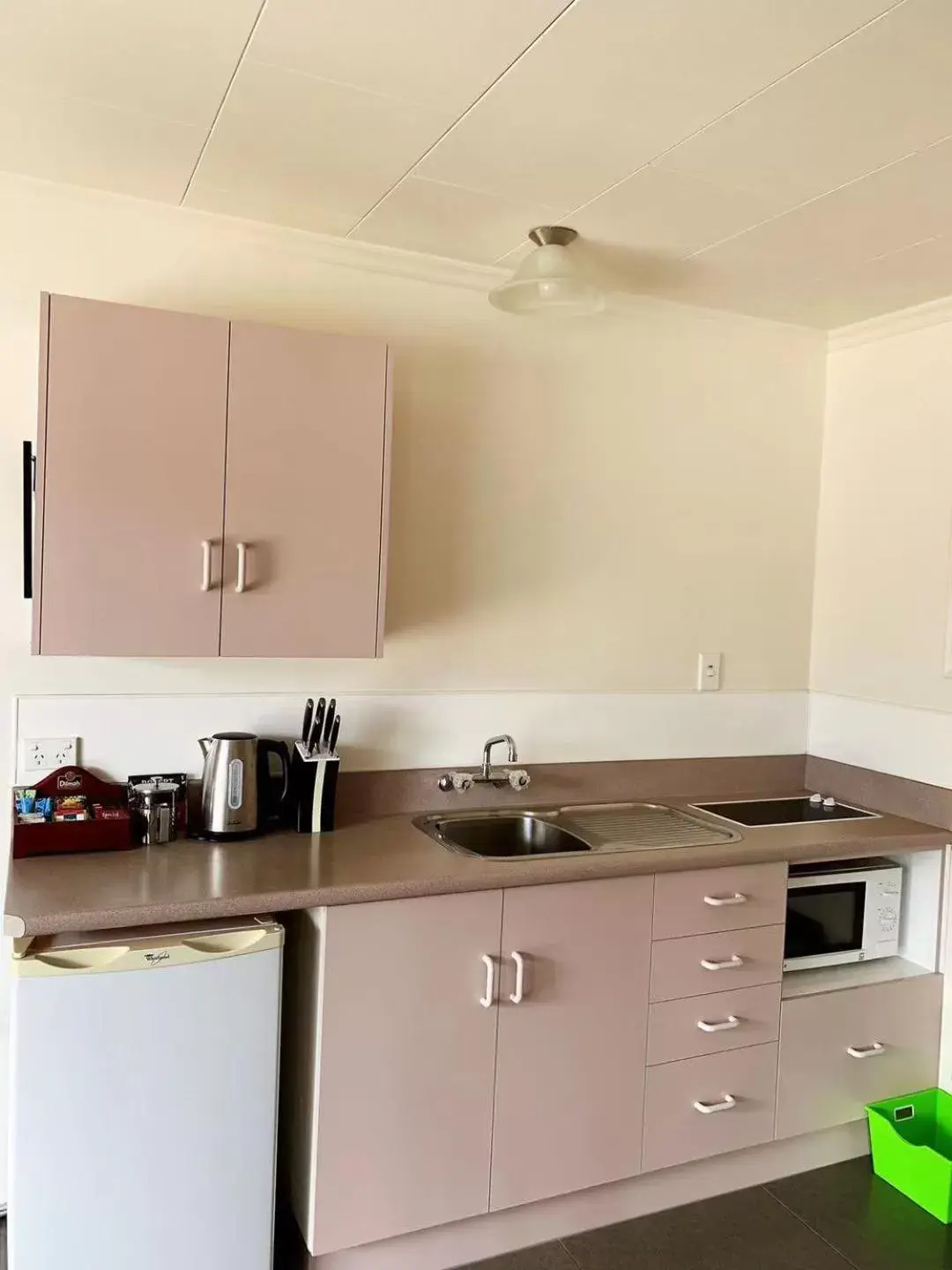 Kitchen/Kitchenette in Amber Court Motel