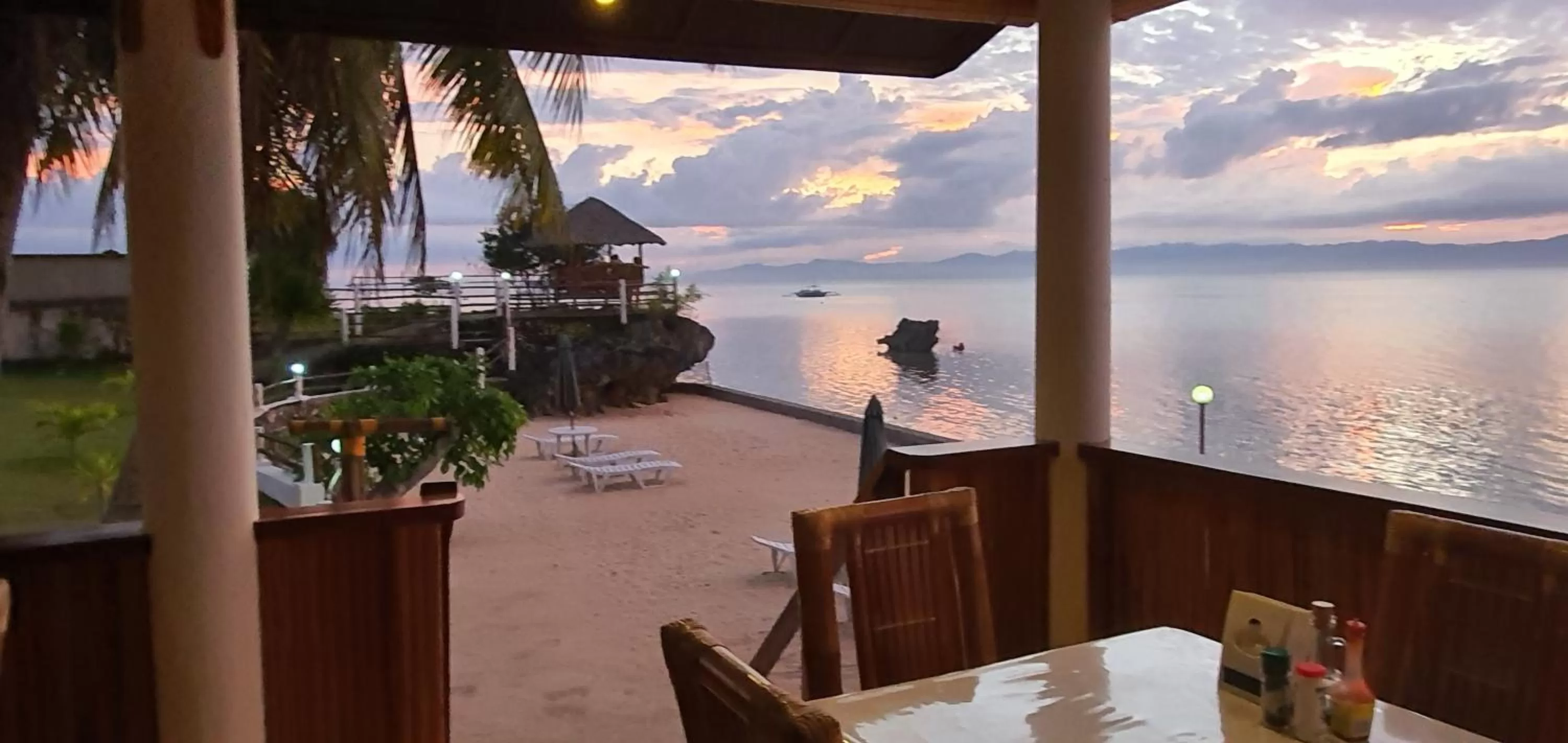 Restaurant/places to eat in Tauig Beach Resort