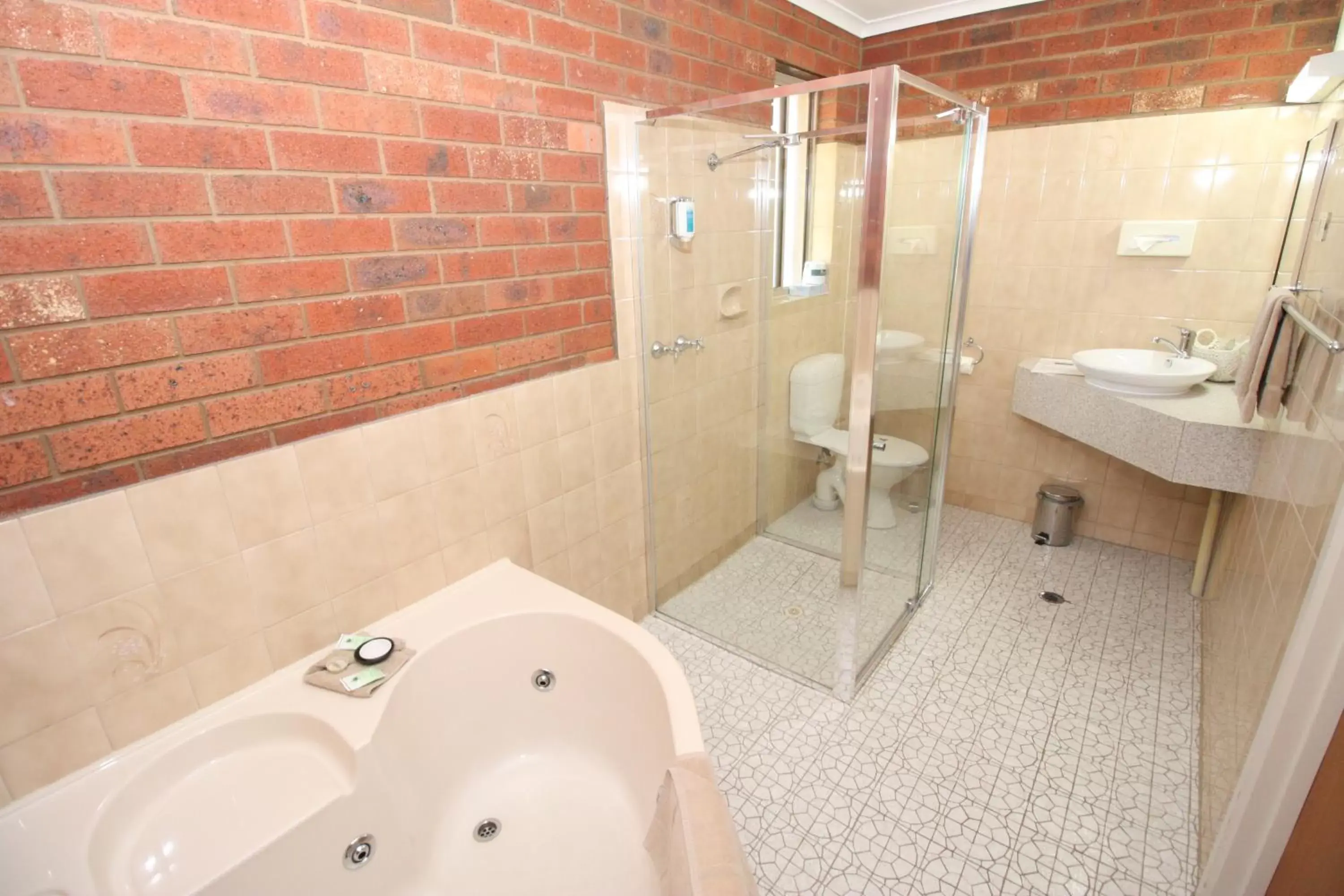 Bathroom in Pevensey Motor Lodge