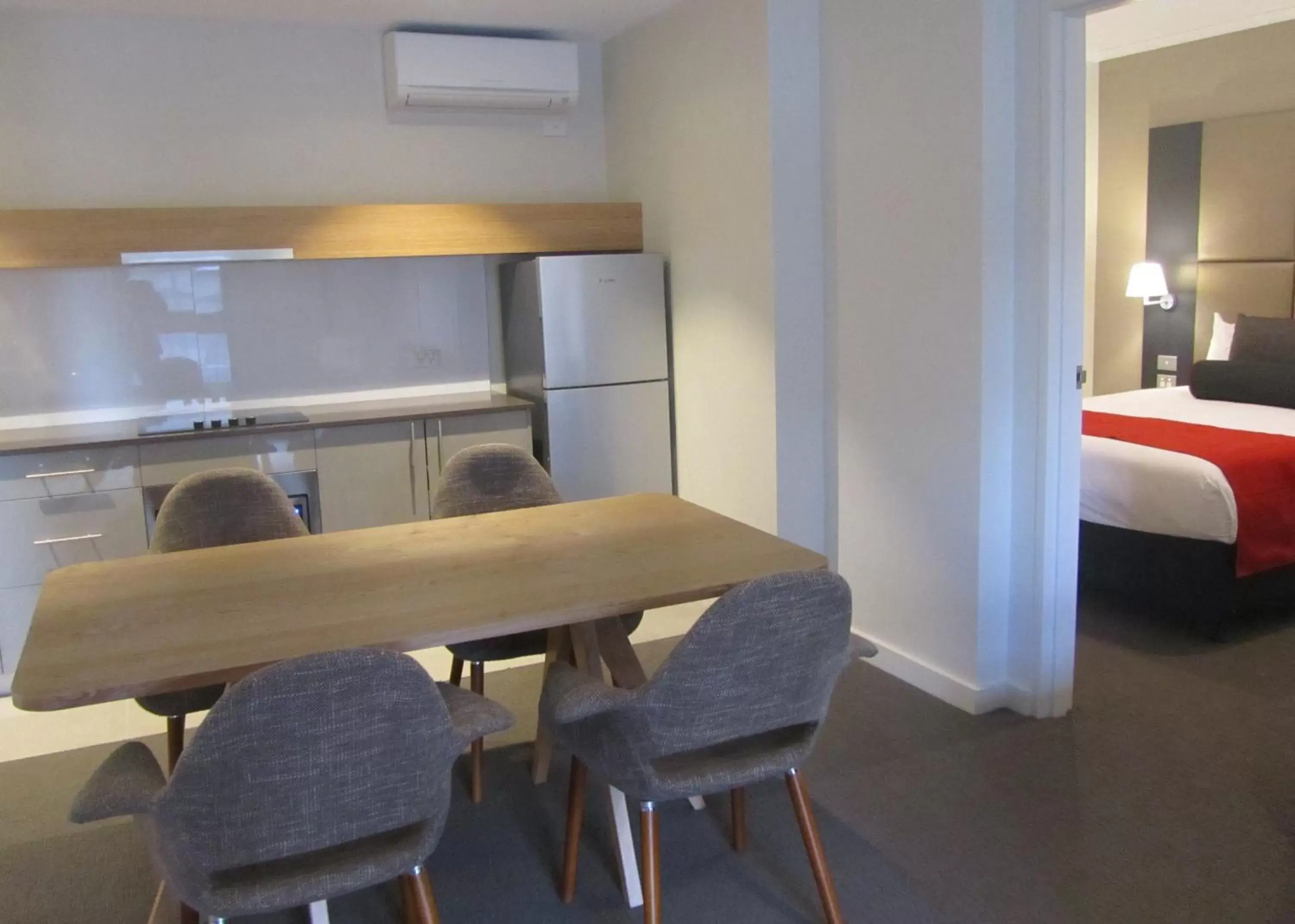 Kitchen or kitchenette, Dining Area in Quality Hotel Parklake Shepparton