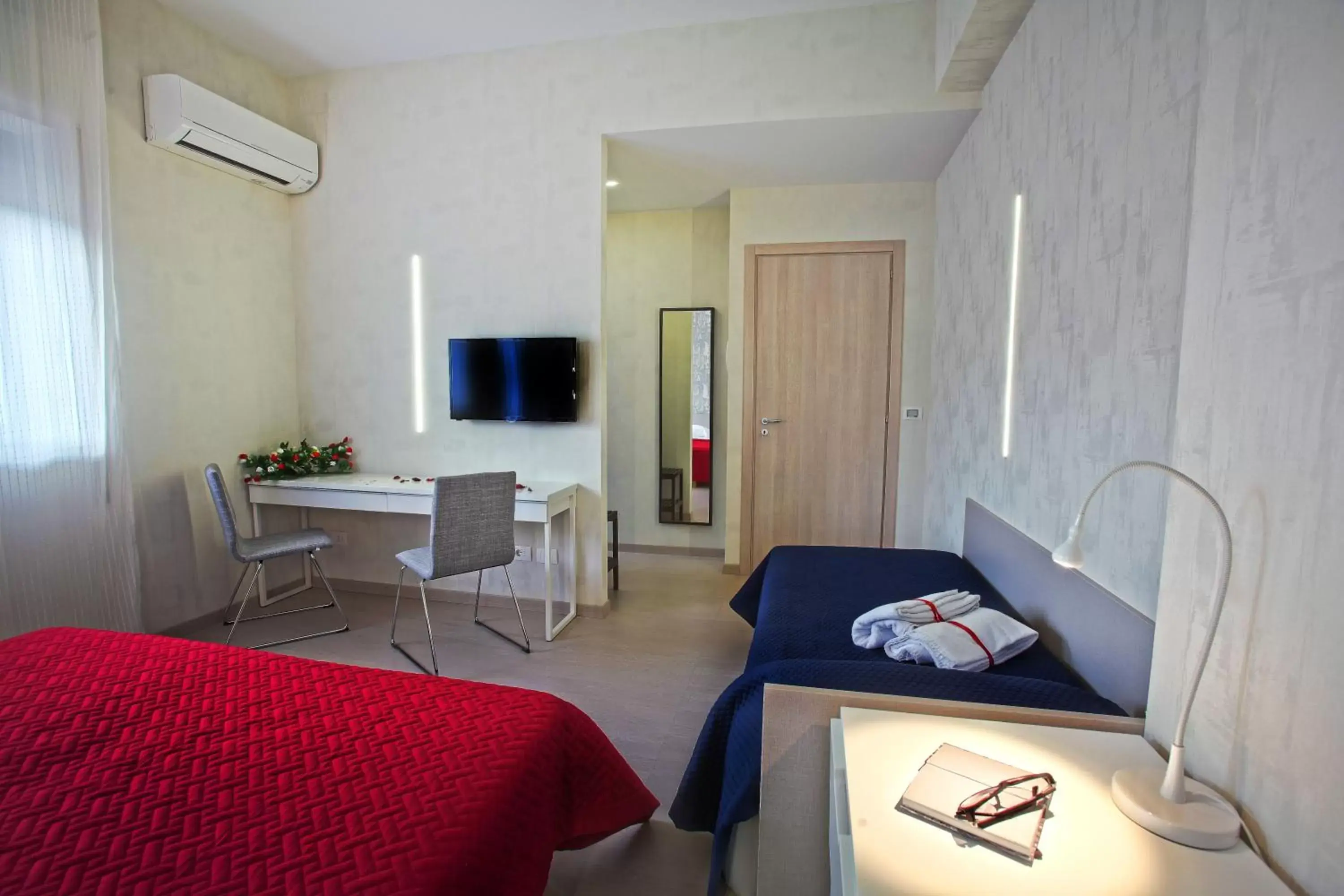 Bedroom, TV/Entertainment Center in Hotel Kroma