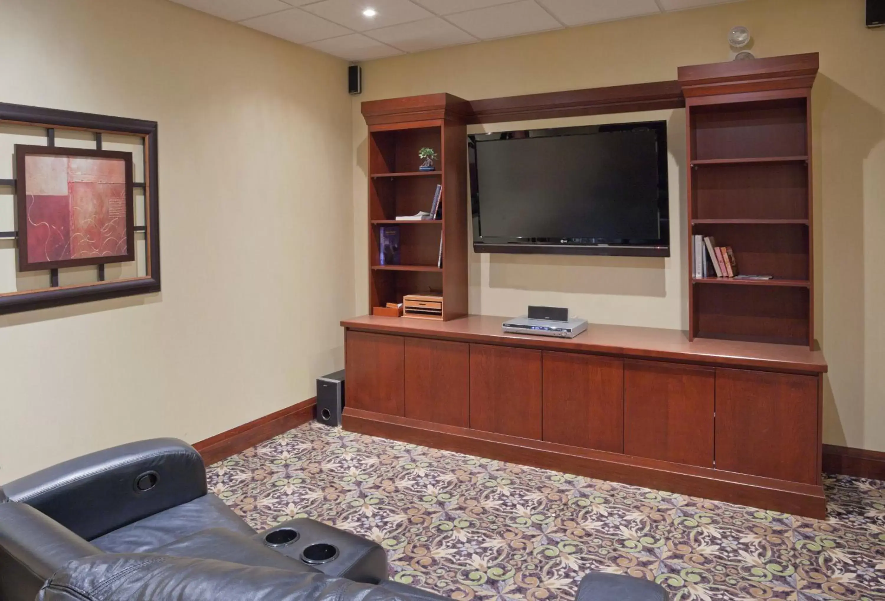 Fitness centre/facilities, TV/Entertainment Center in Staybridge Suites Guelph, an IHG Hotel