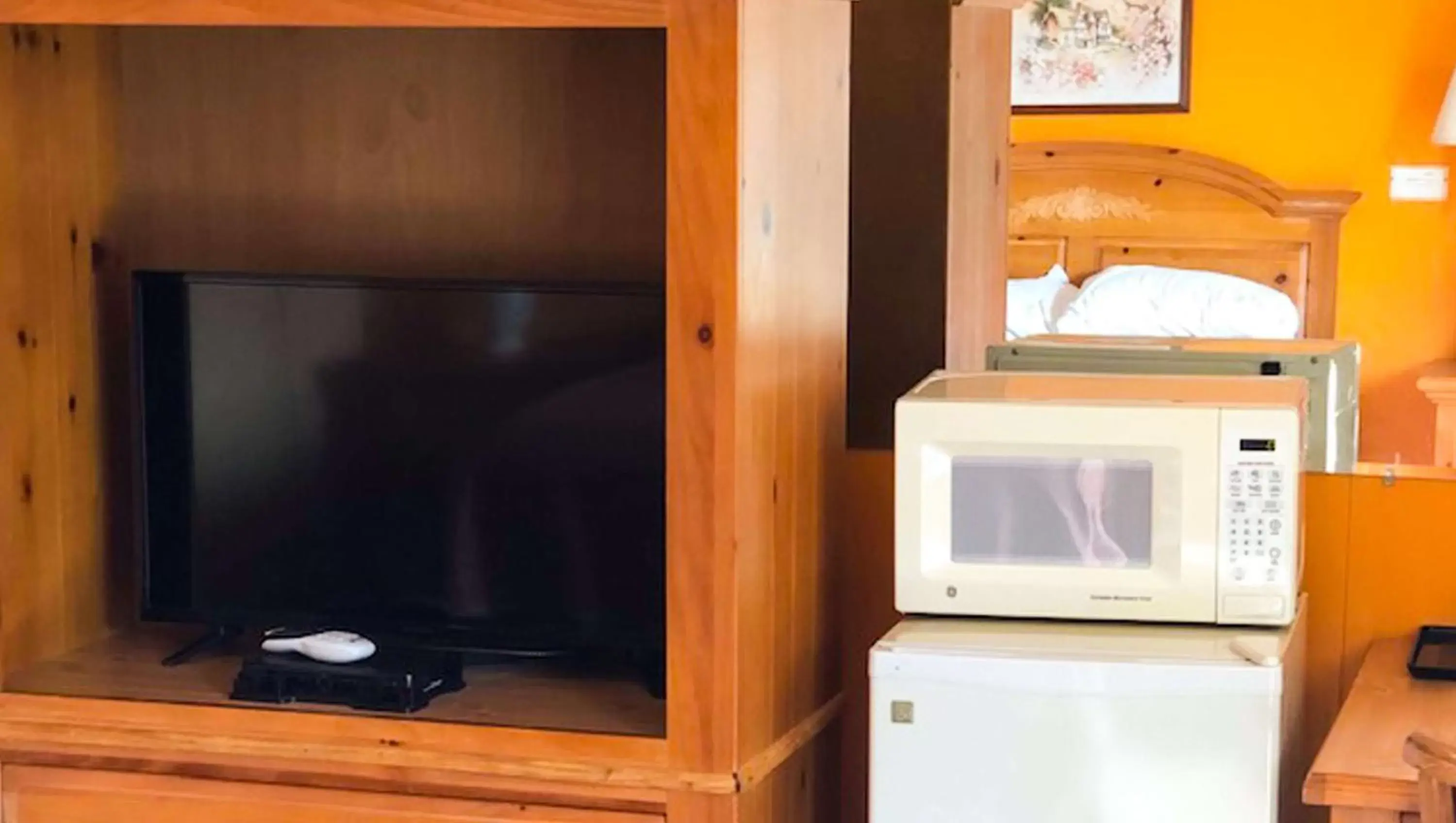 Photo of the whole room, TV/Entertainment Center in Motel Forrest Rockville