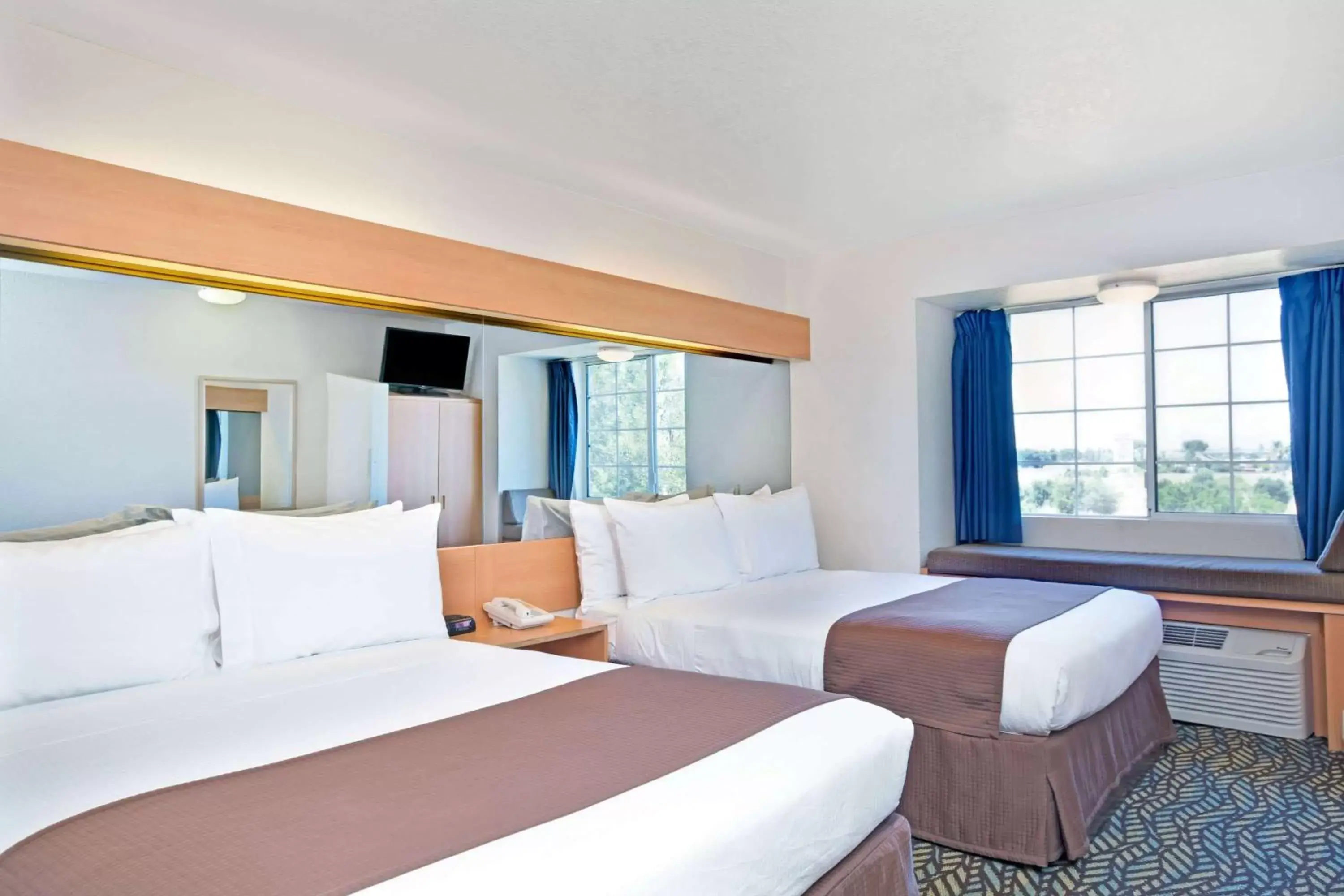 Photo of the whole room, Bed in Microtel Inn & Suites, Morgan Hill