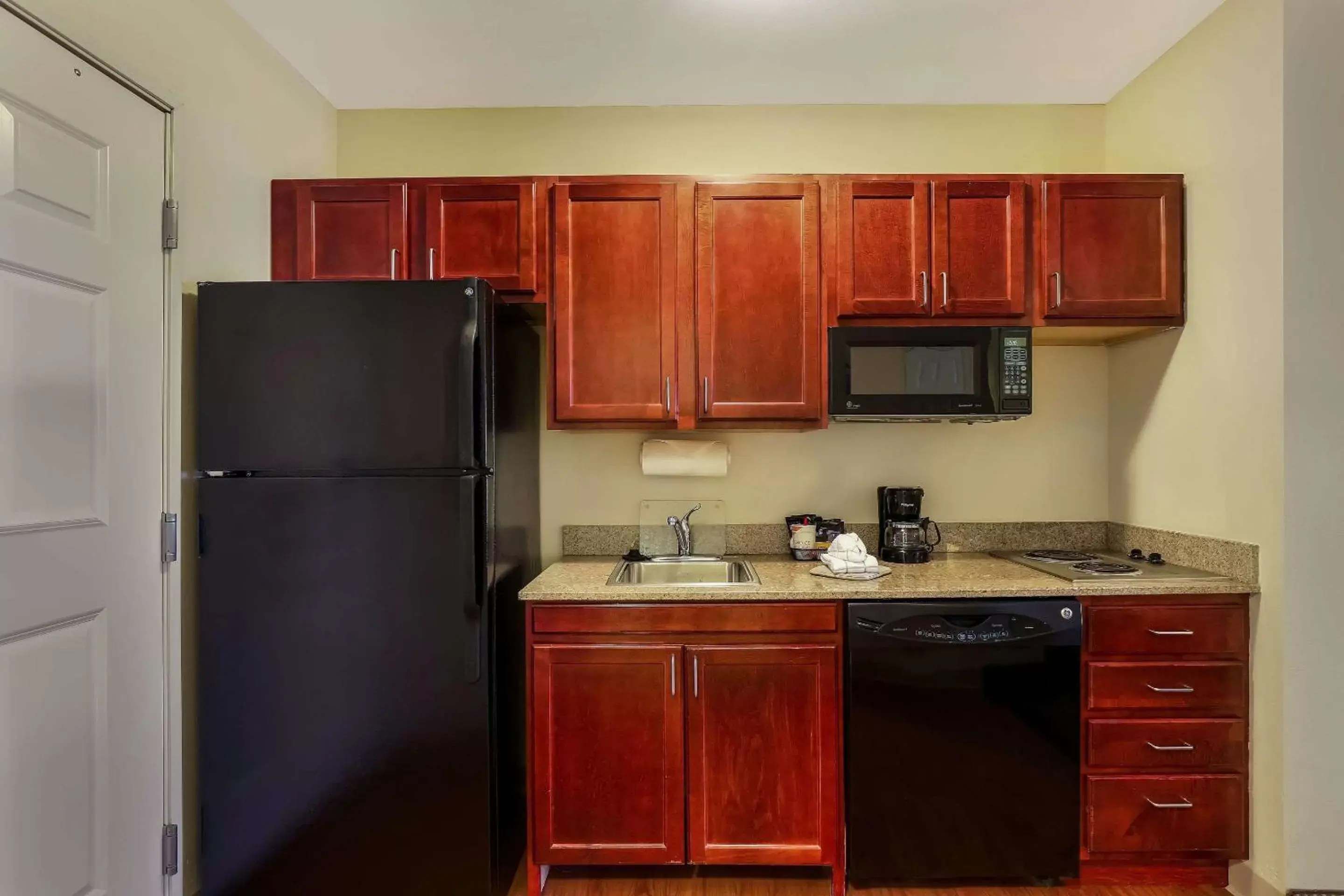 Bedroom, Kitchen/Kitchenette in MainStay Suites Fitchburg - Madison