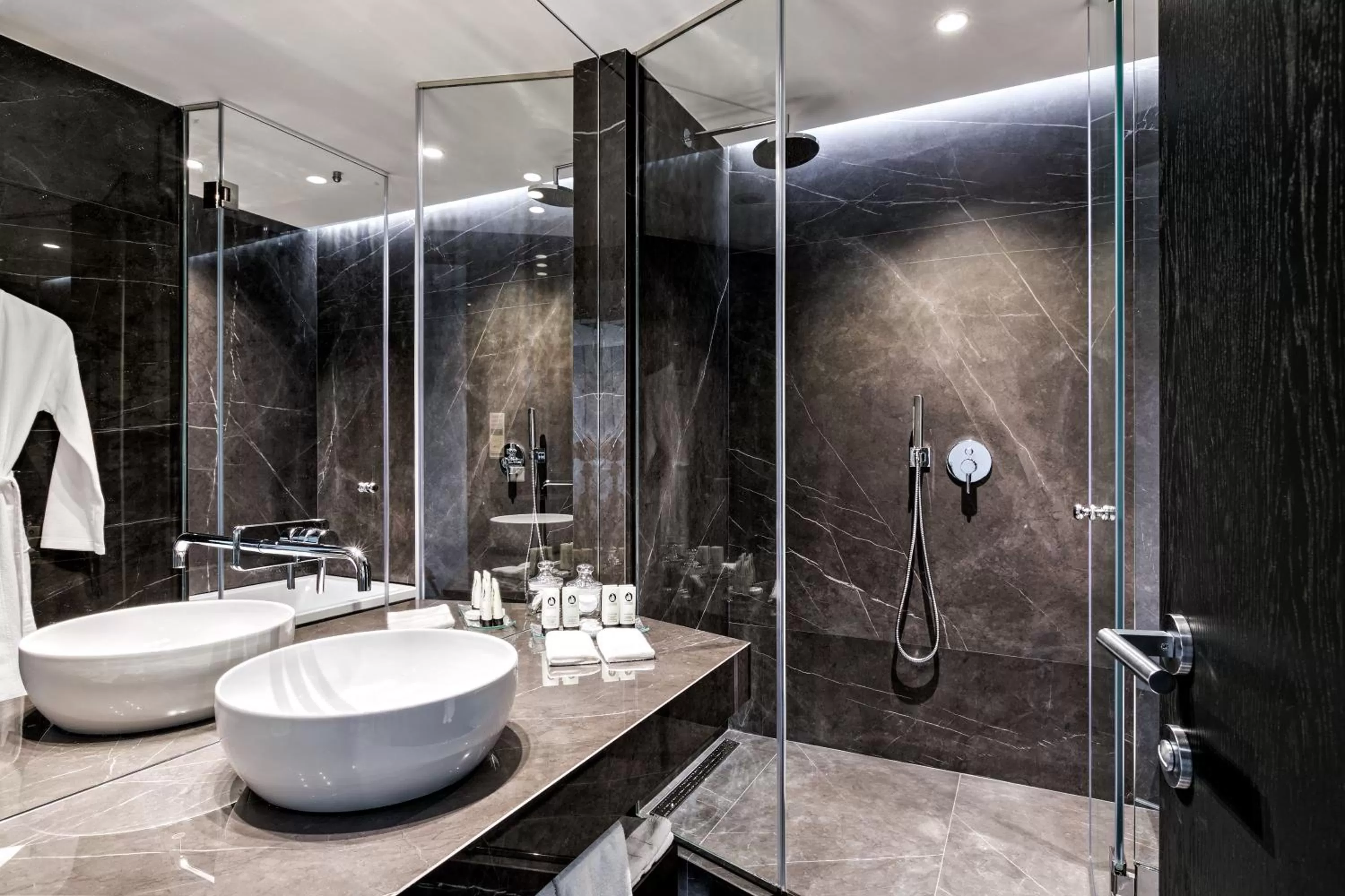 Shower in Sofitel Athens Airport