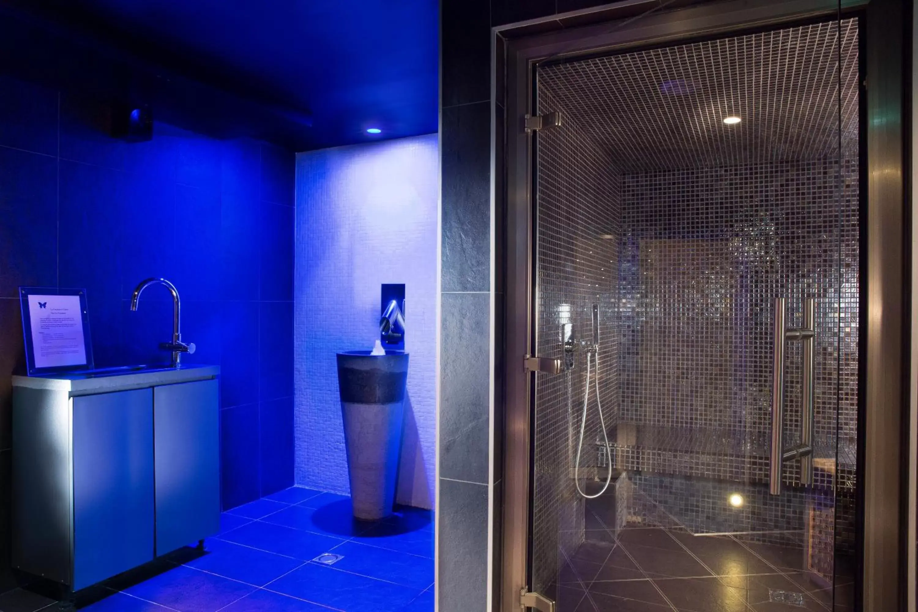 Spa and wellness centre/facilities, Bathroom in Hotel Mademoiselle