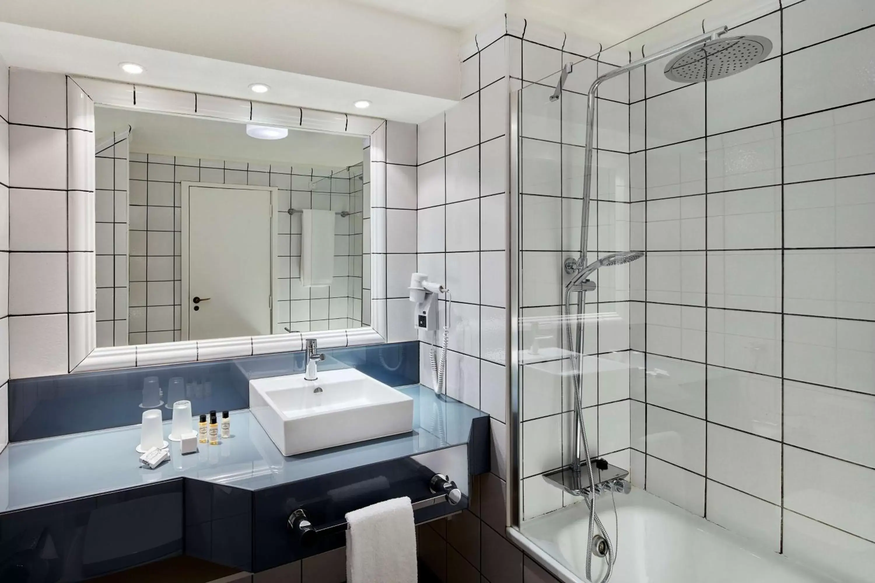 Shower, Bathroom in Tivoli Lagos