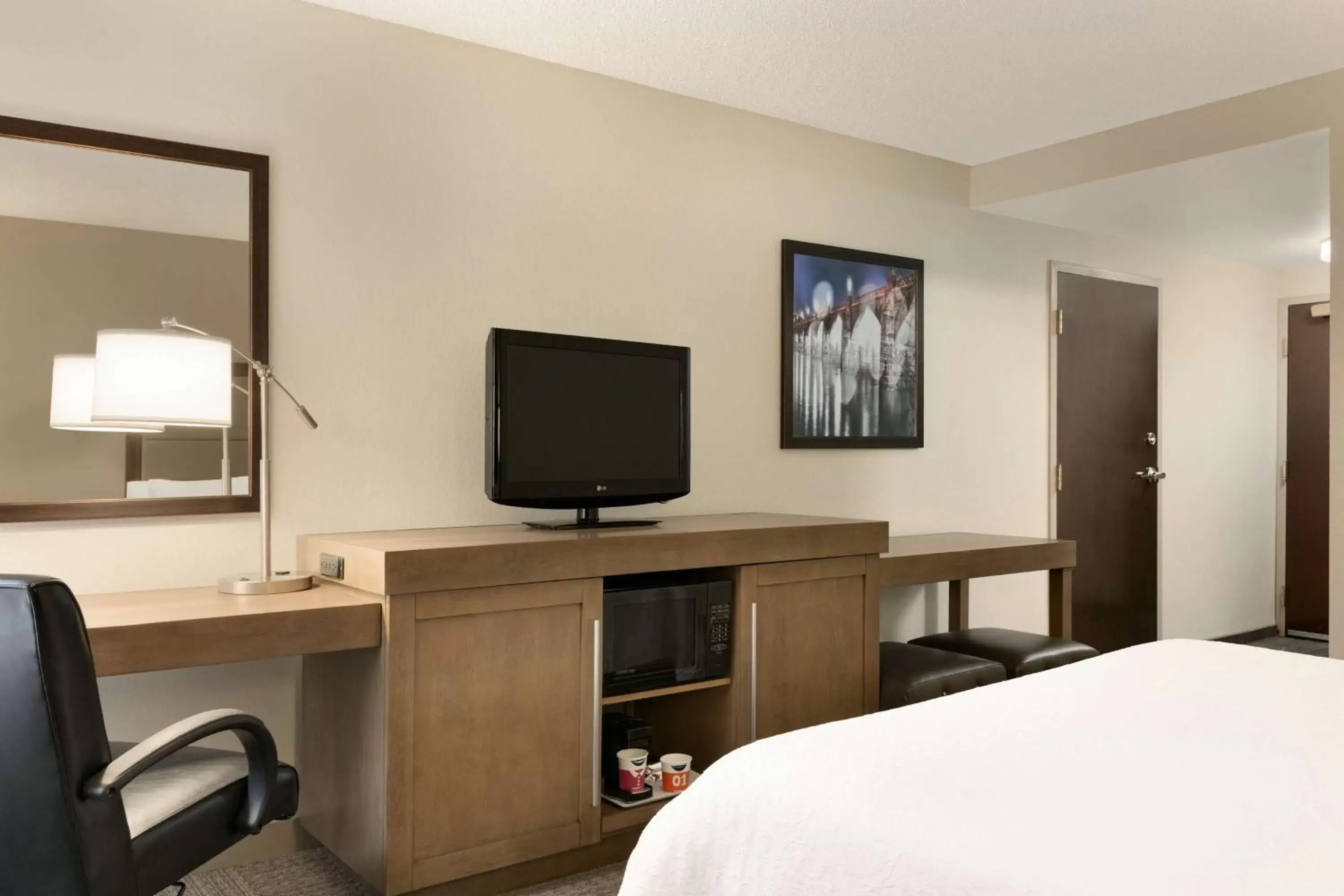 Bed, TV/Entertainment Center in Hampton Inn & Suites Hershey