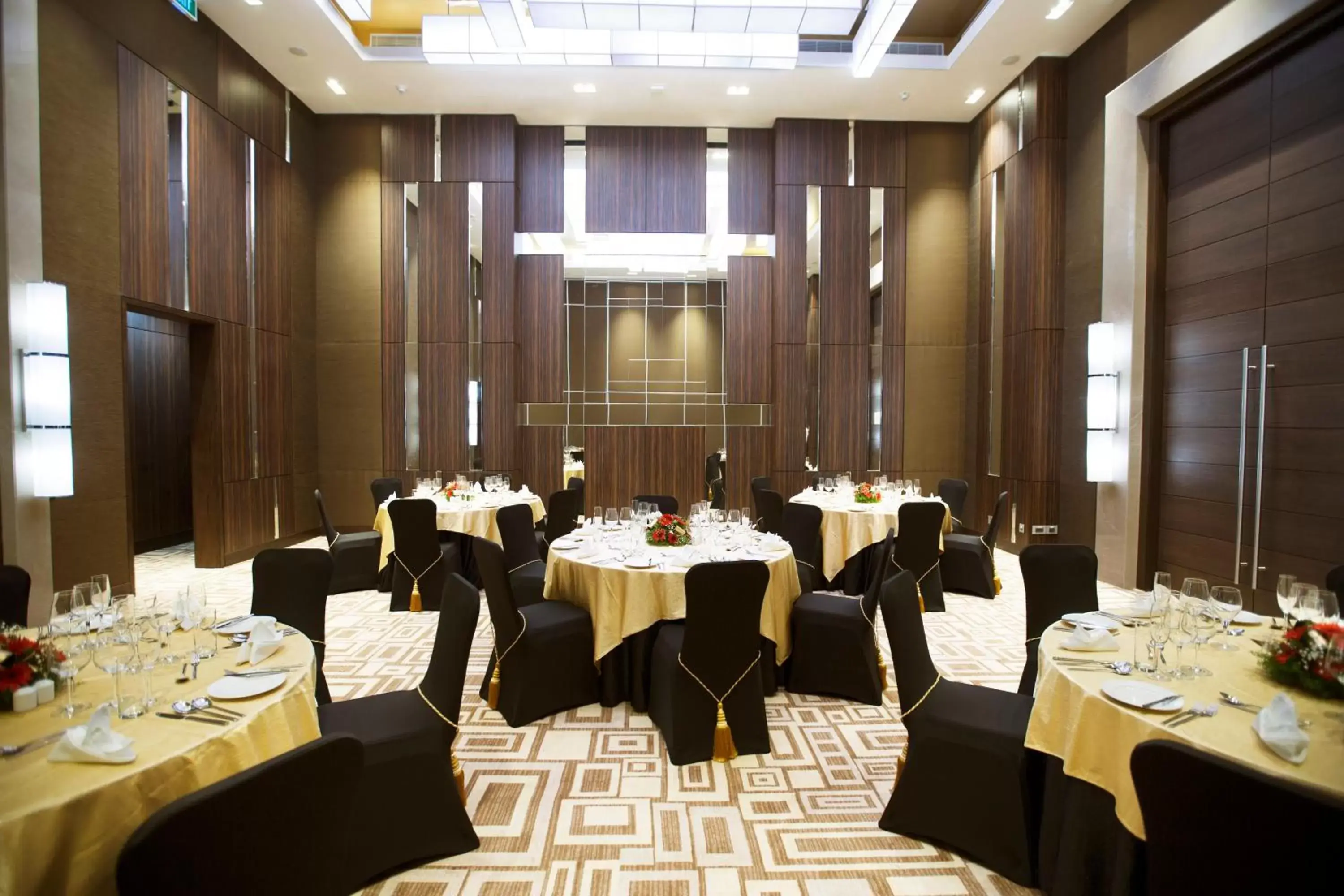 Meeting/conference room, Restaurant/Places to Eat in Holiday Inn Chennai OMR IT Expressway, an IHG Hotel
