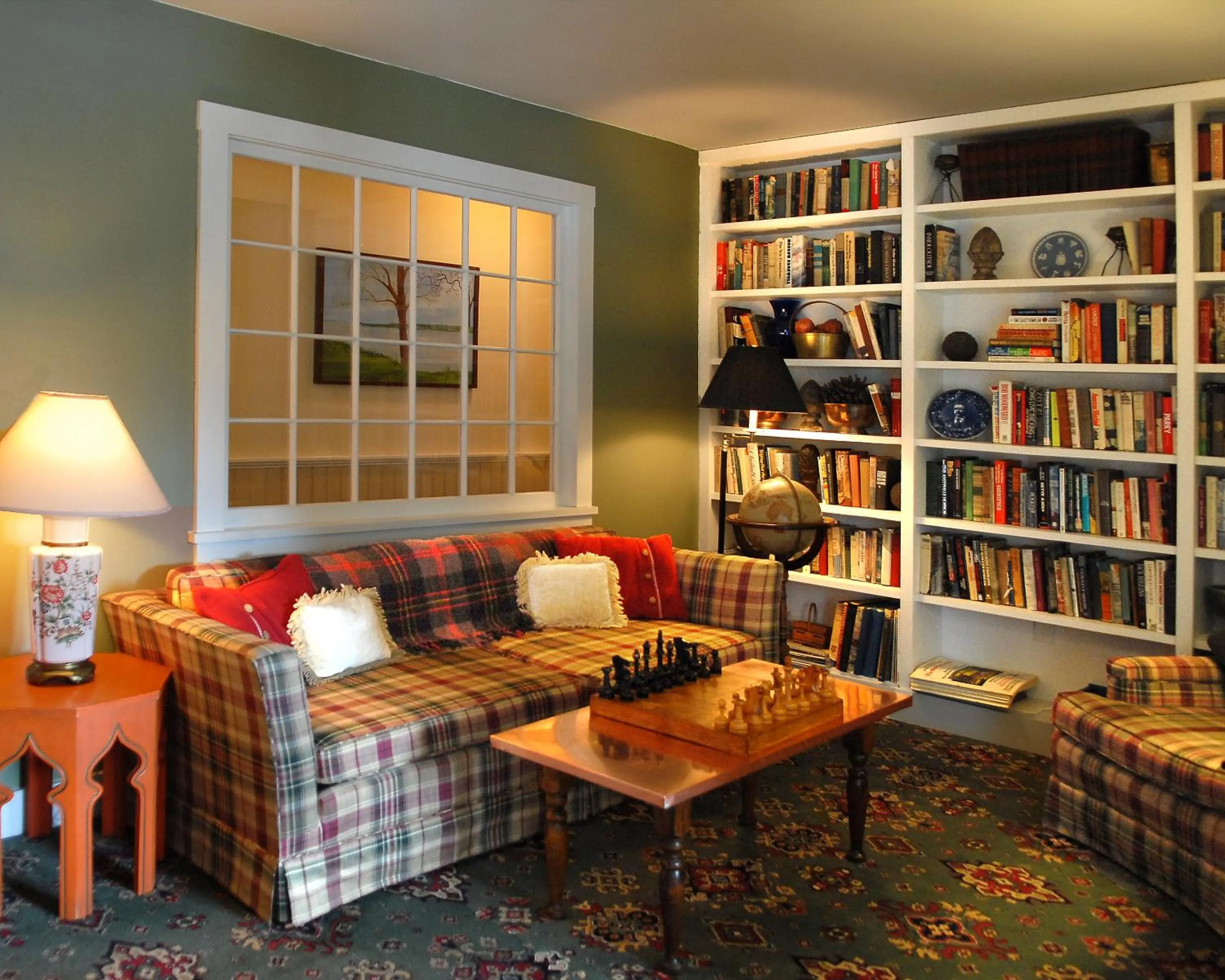 Communal lounge/ TV room in Deerhill Inn