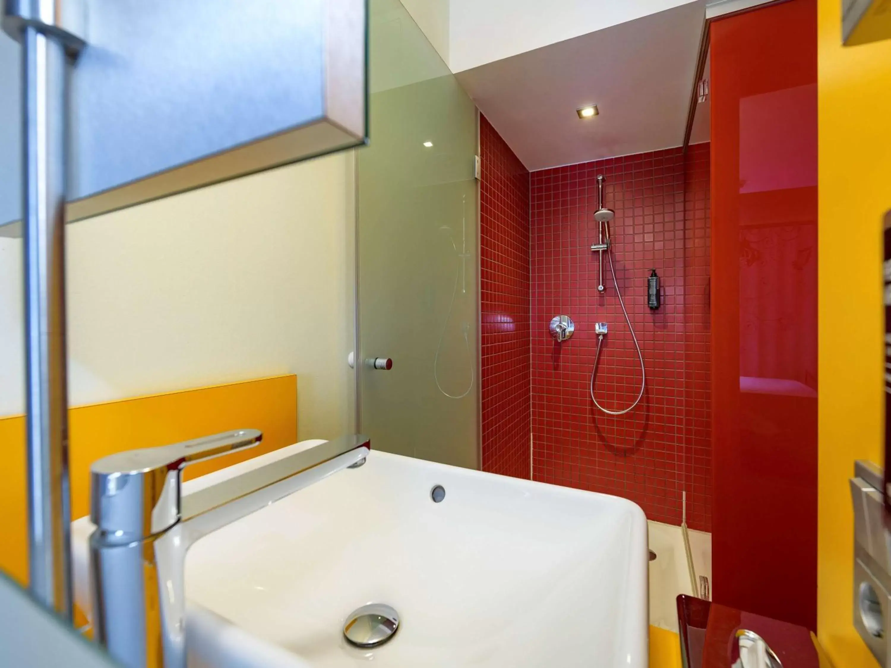 Bathroom in ibis Styles Hotel Berlin Mitte