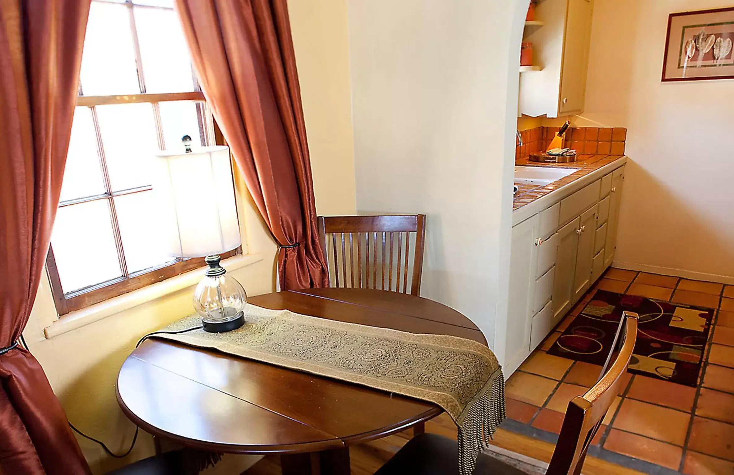 Dining area, Kitchen/Kitchenette in Casa de Tres Lunas/House of Three Moons