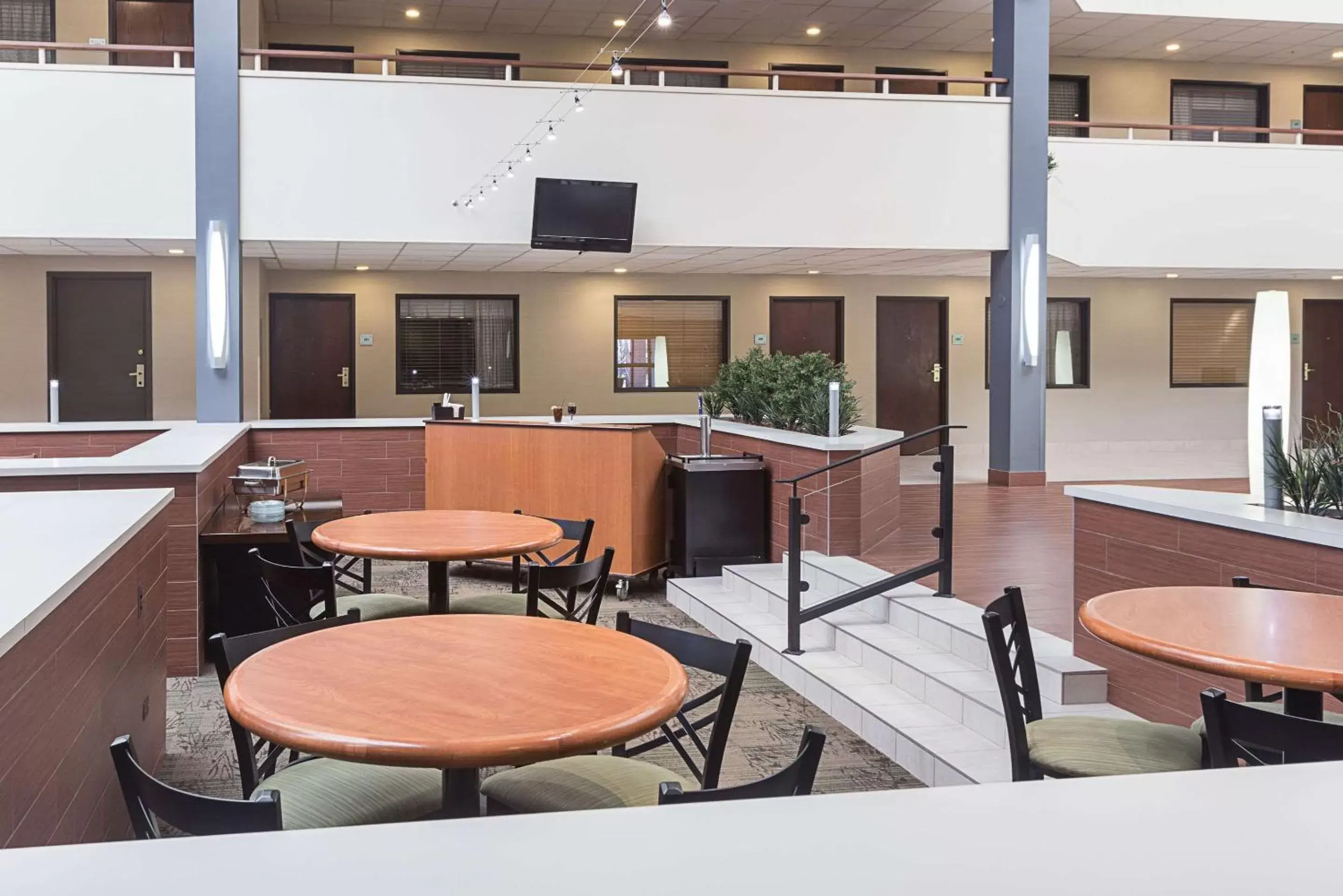 Lobby or reception in Quality Suites Hotel - Lansing