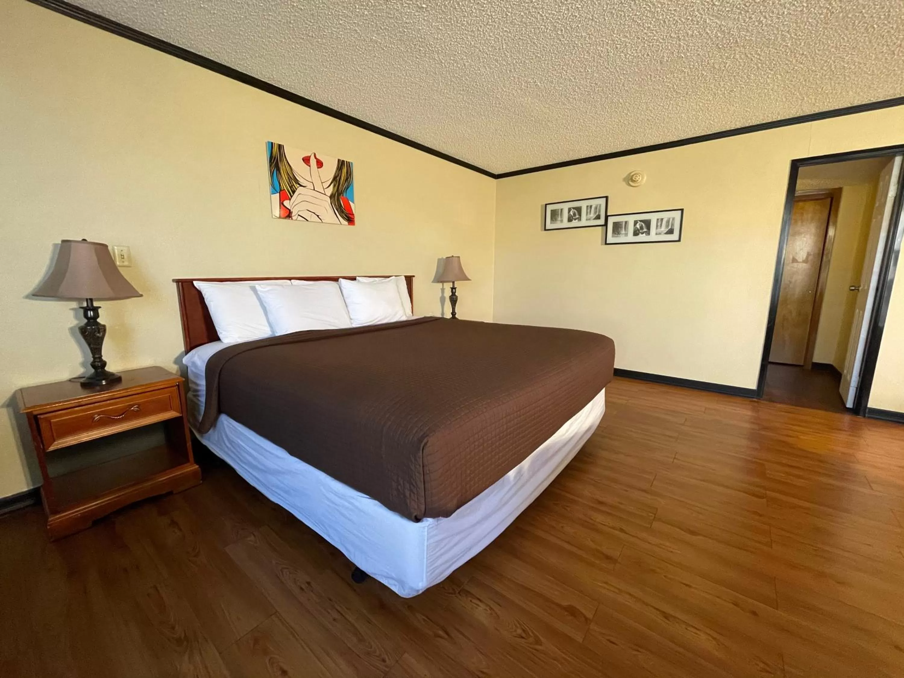 Non-Smoking King Suite in The Inn and Suites at 34 Fifty