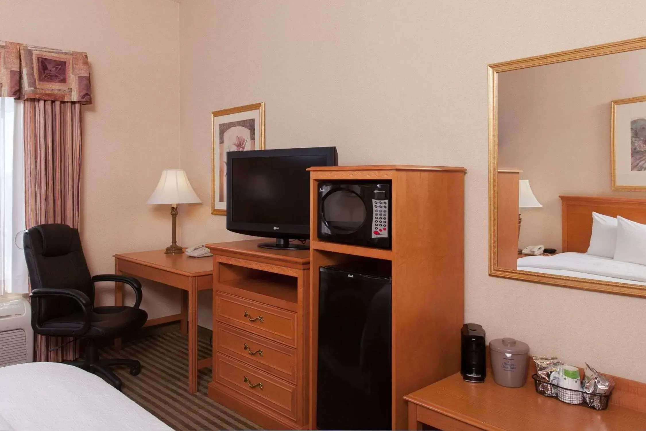 Bed, TV/Entertainment Center in Hampton Inn & Suites Addison