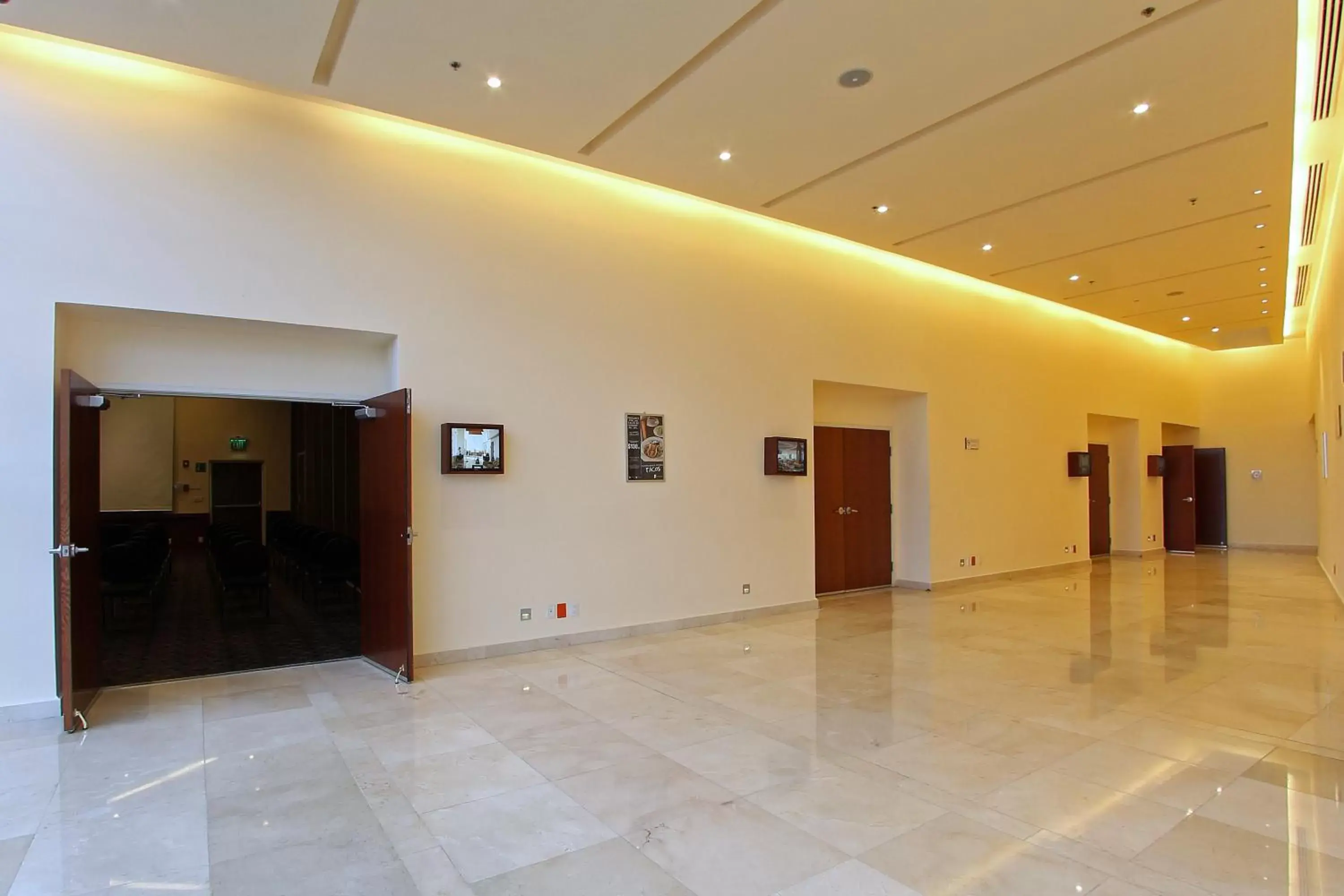 Lobby/Reception in OPUS GRAND Toluca Aeropuerto