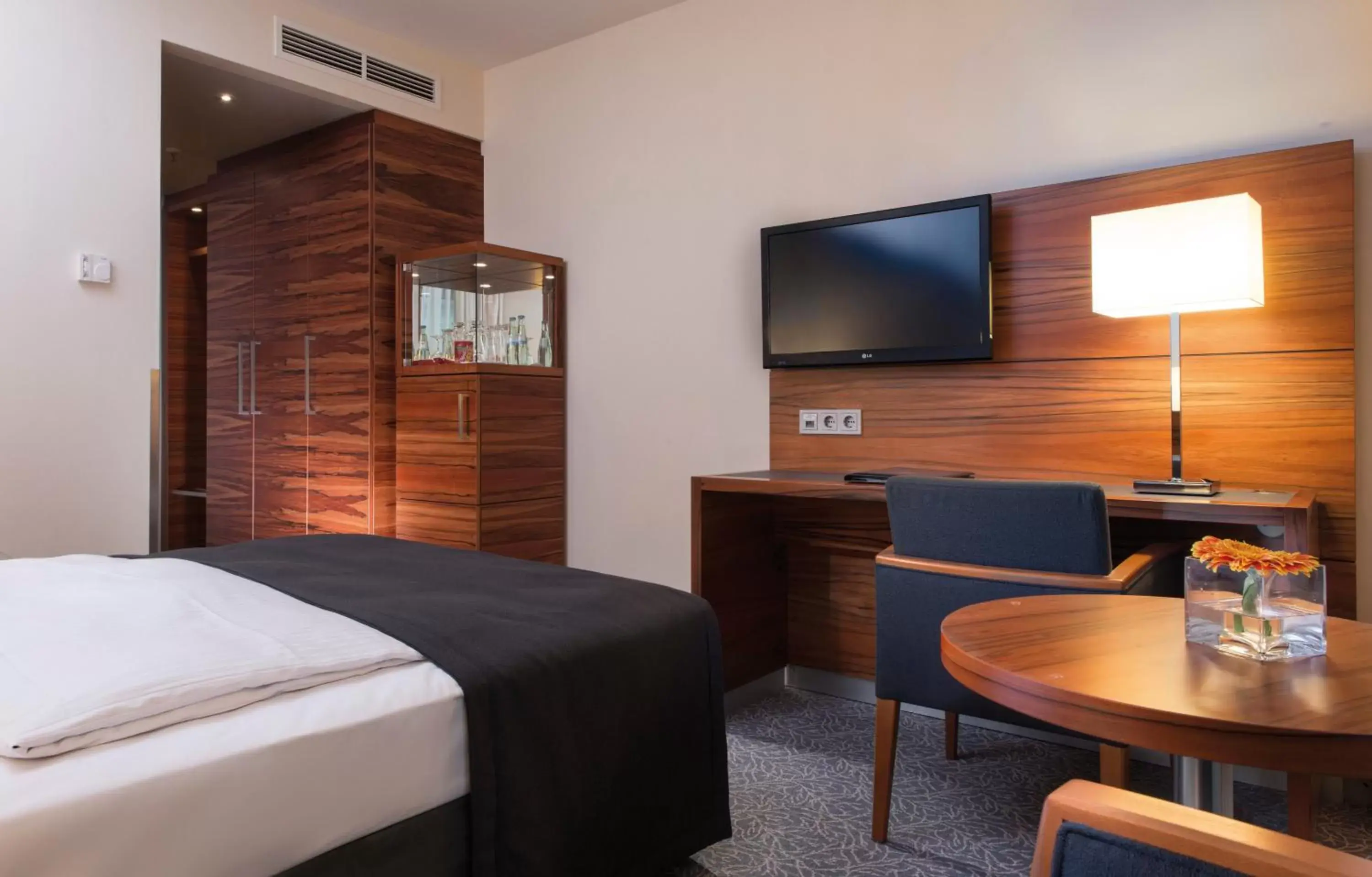 Photo of the whole room, Bed in Maritim Hotel München Photo of the whole room, Bed in Maritim Hotel München