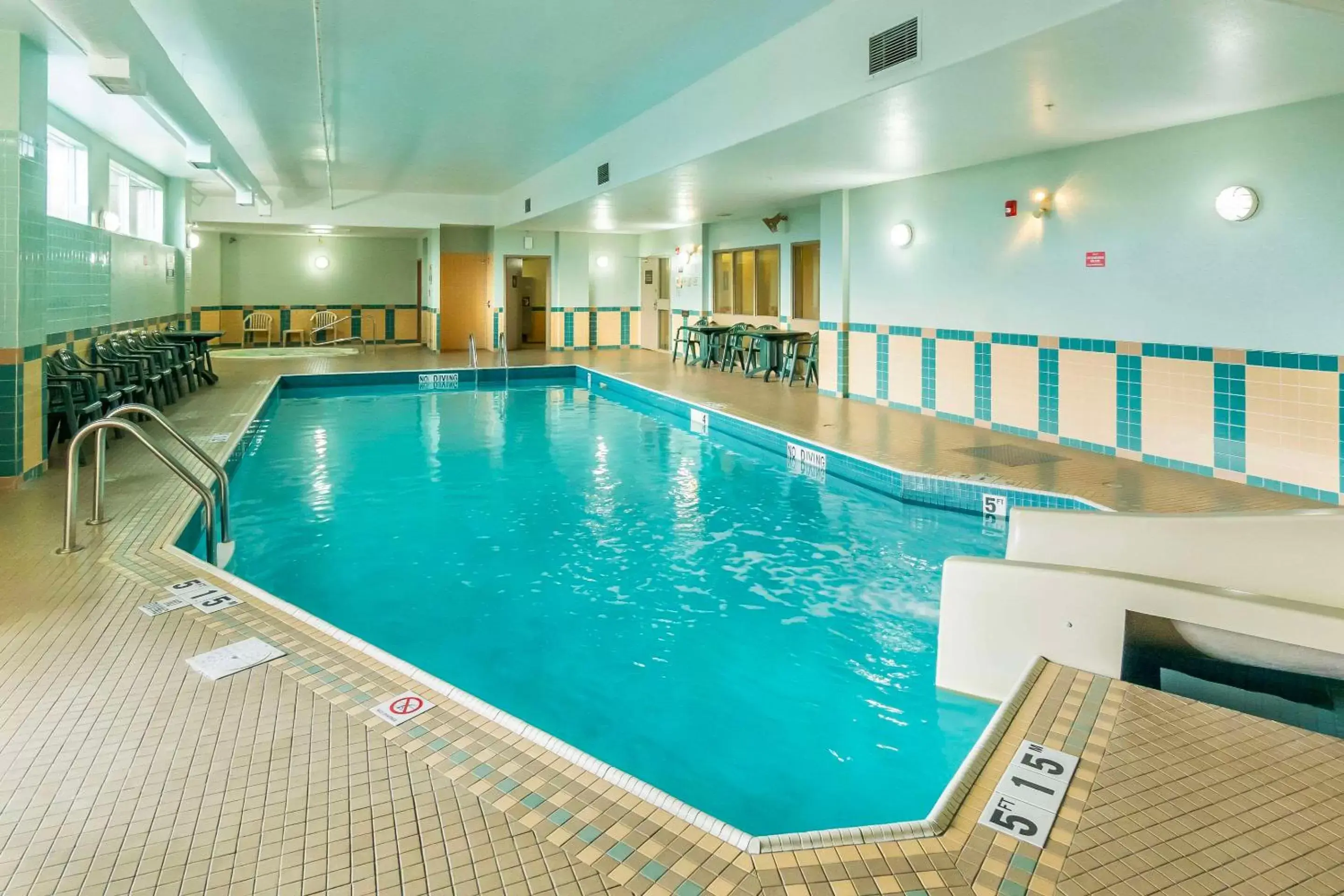 Swimming Pool in Comfort Inn & Suites Salmon Arm