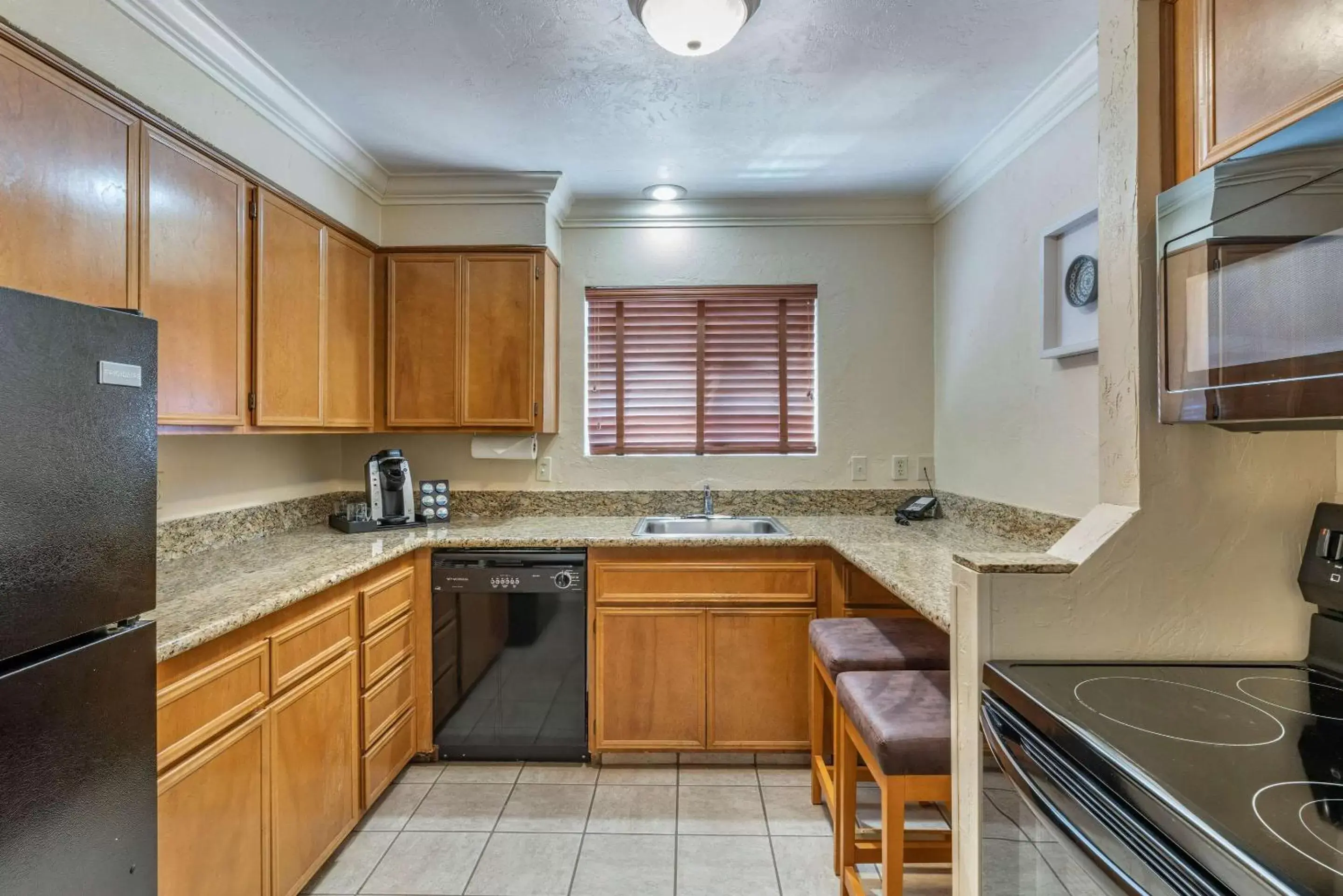 Kitchen or kitchenette, Kitchen/Kitchenette in Lincoln Sands Oceanfront Resort, Ascend Hotel Collection