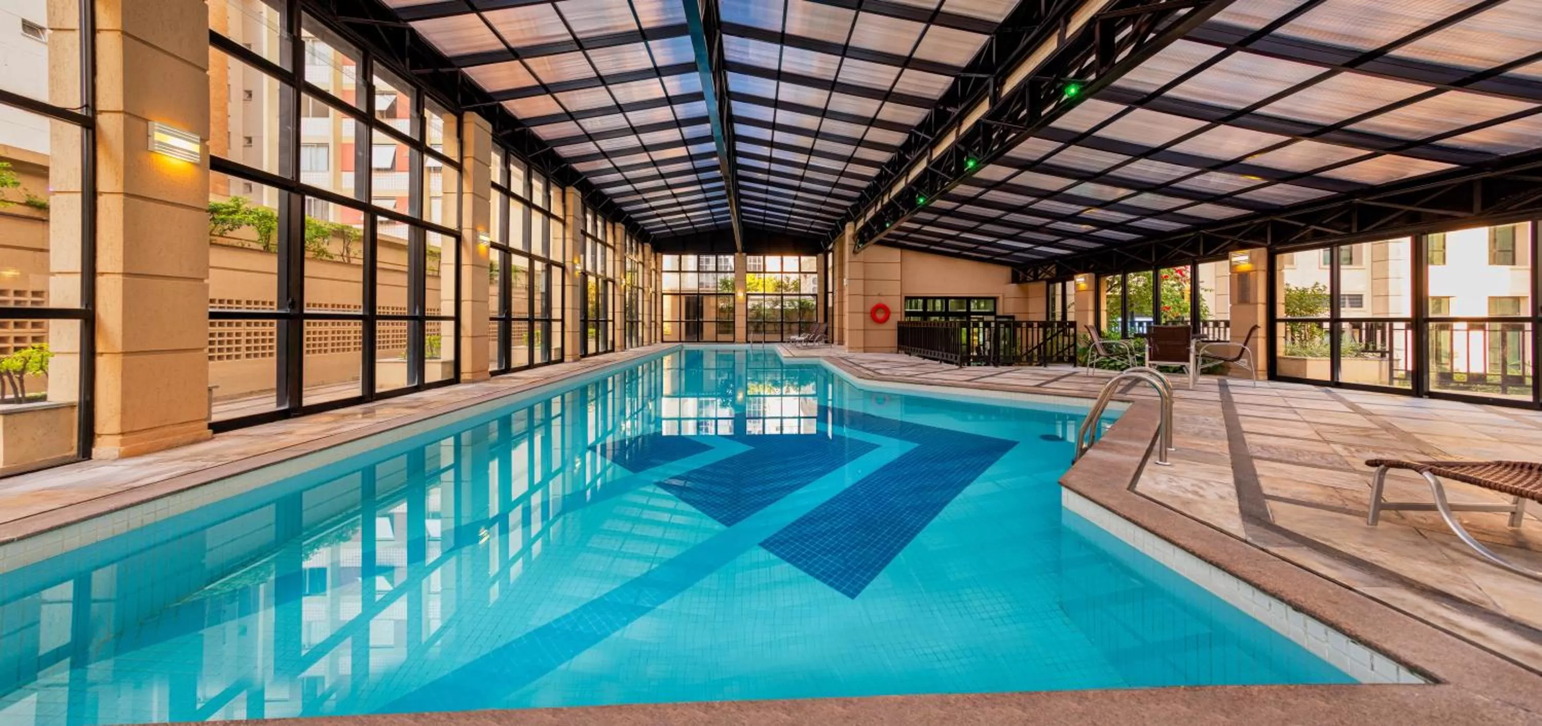 Swimming pool in Mercure Sao Paulo Pinheiros