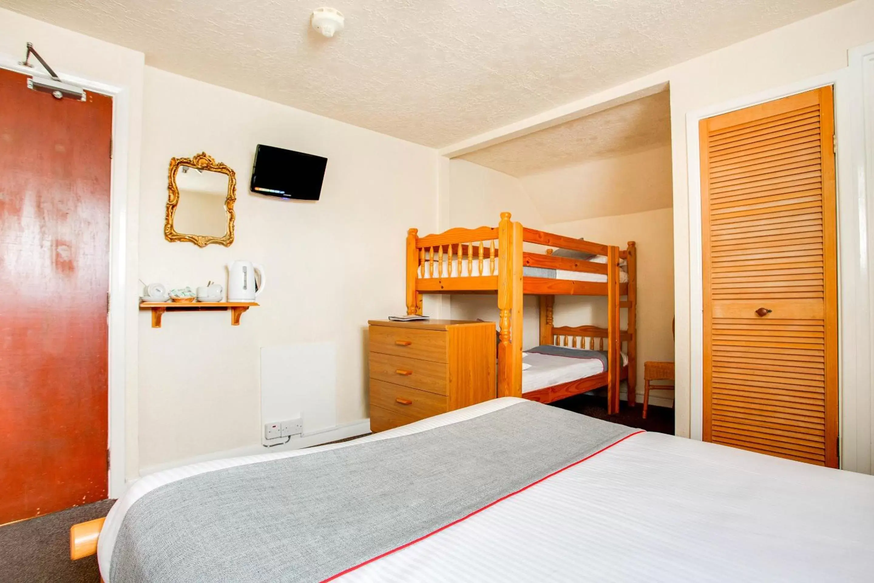Bedroom, Bunk Bed in OYO Godolphin Arms Hotel