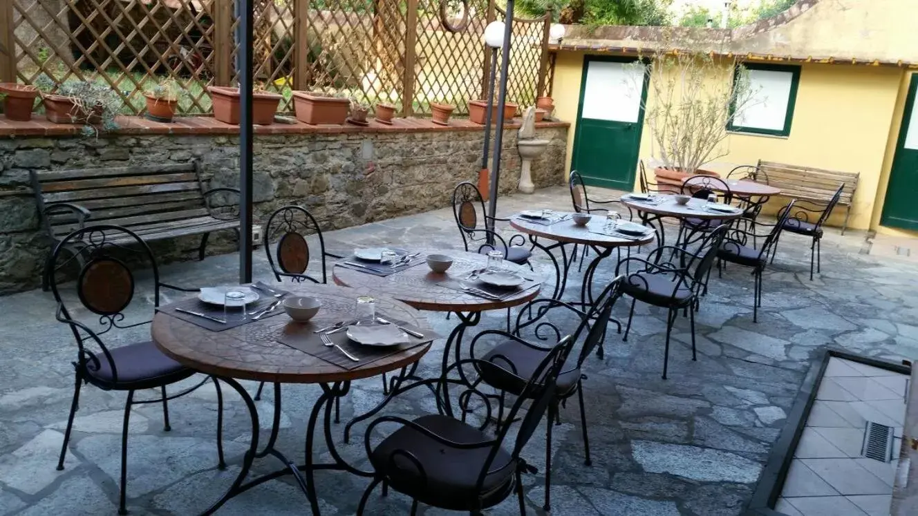 Property building, Restaurant/Places to Eat in Florence Decamerone B&B