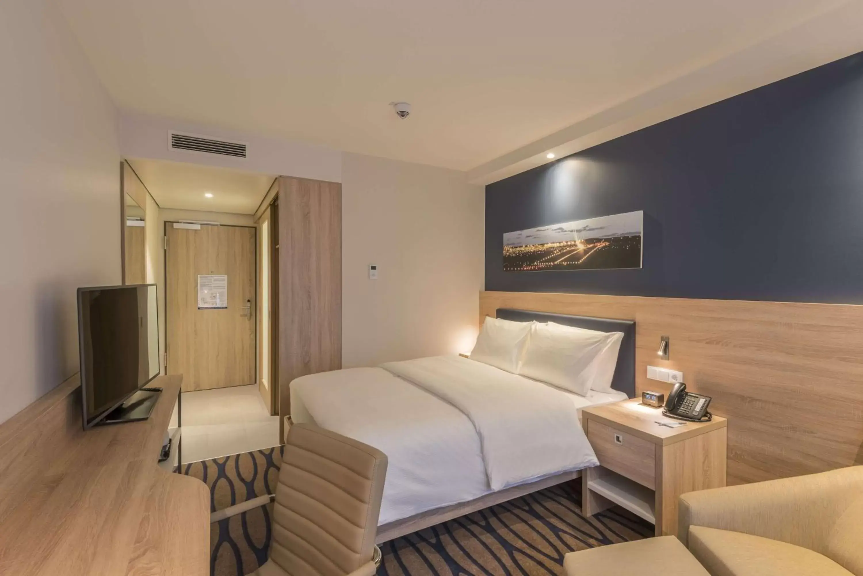 Bedroom in Hampton By Hilton Frankfurt Airport