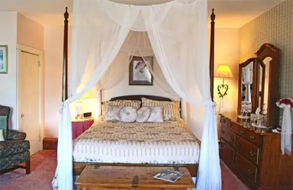 Bed in Belle Aire Mansion Guest House