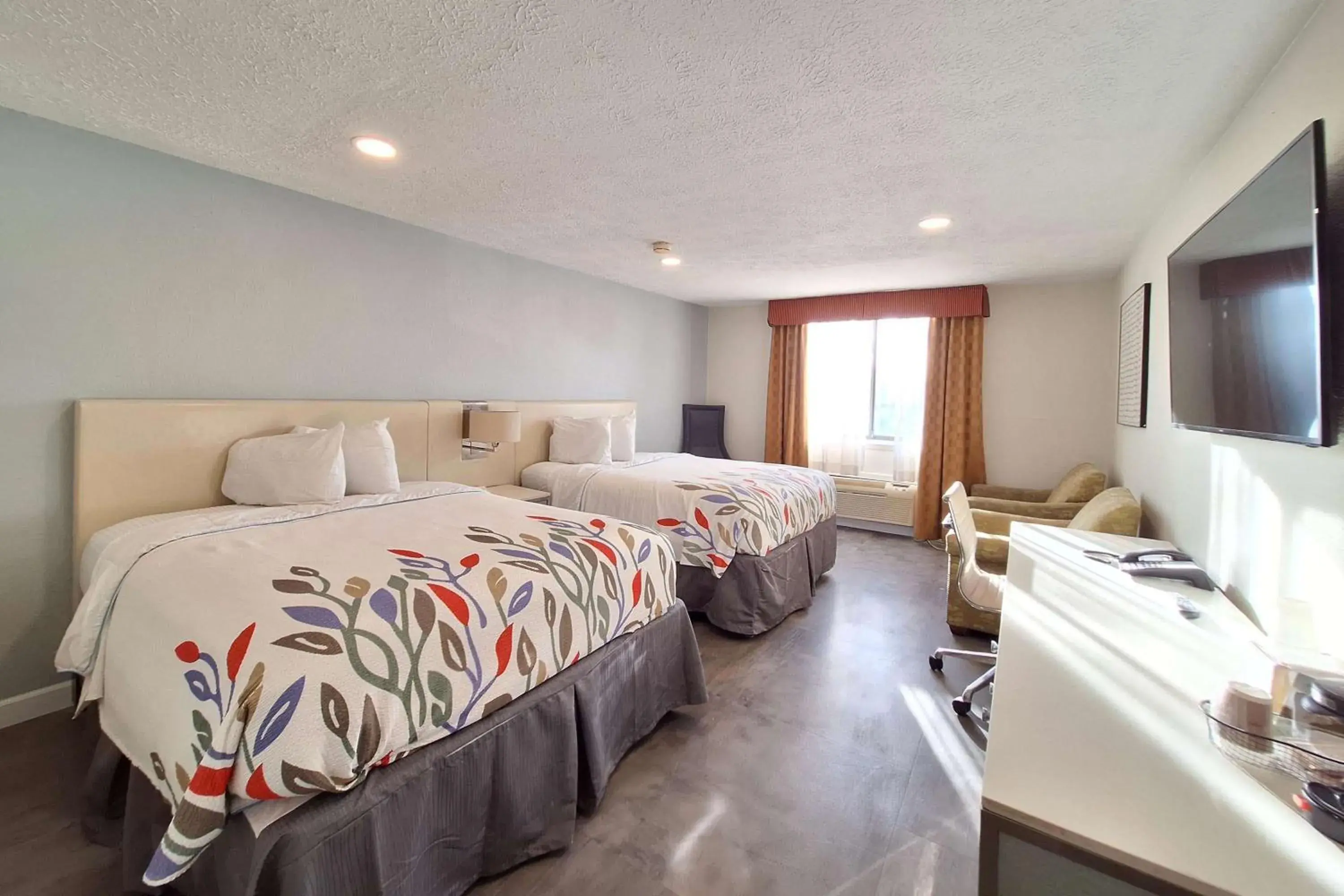 Queen Room with Two Queen Beds and Lake View - Non-Smoking in Travelodge by Wyndham Indianapolis Speedway Queen Room with Two Queen Beds and Lake View - Non-Smoking in Travelodge by Wyndham Indianapolis Speedway