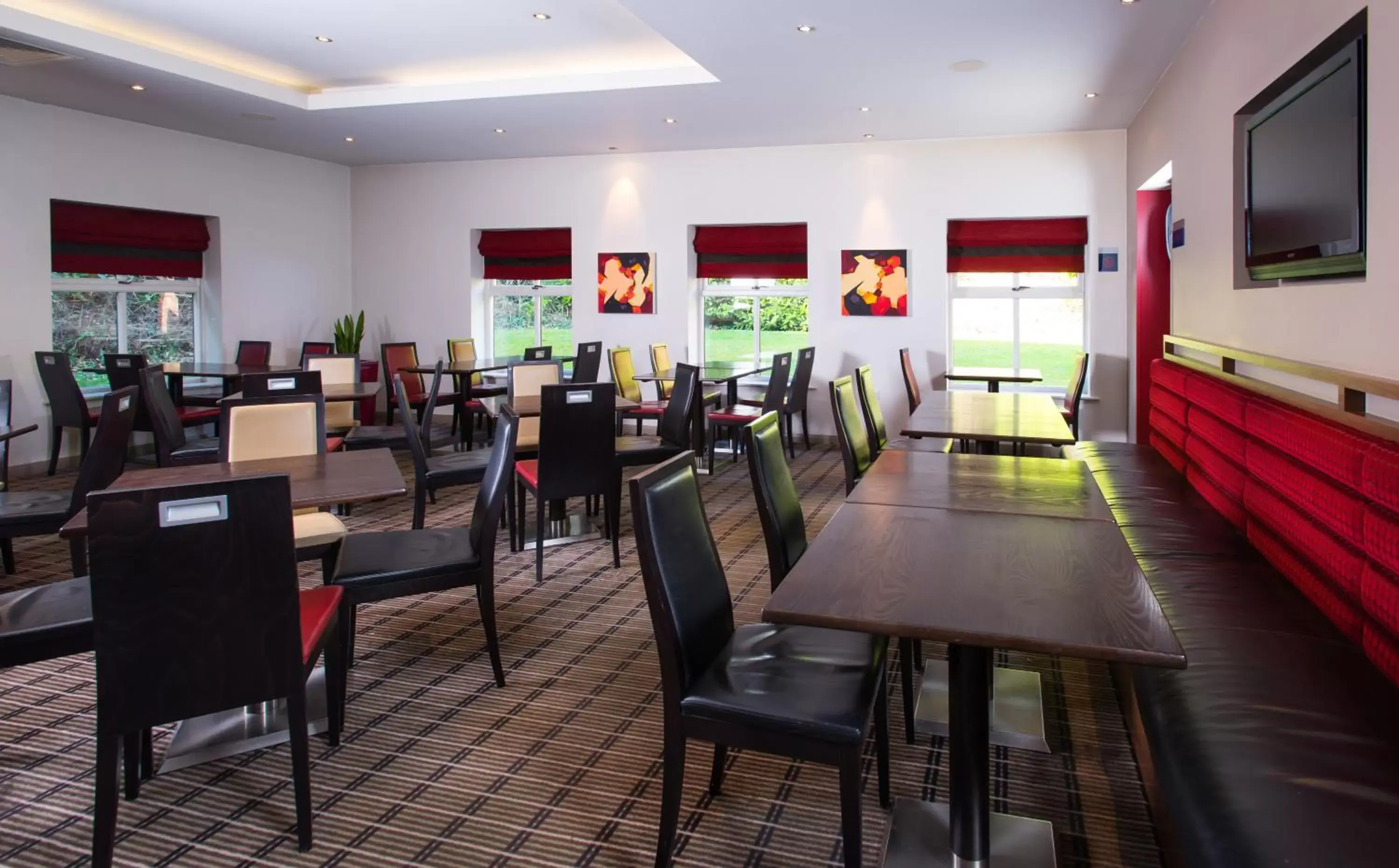 Breakfast, Restaurant/Places to Eat in Holiday Inn Express Taunton East, an IHG Hotel