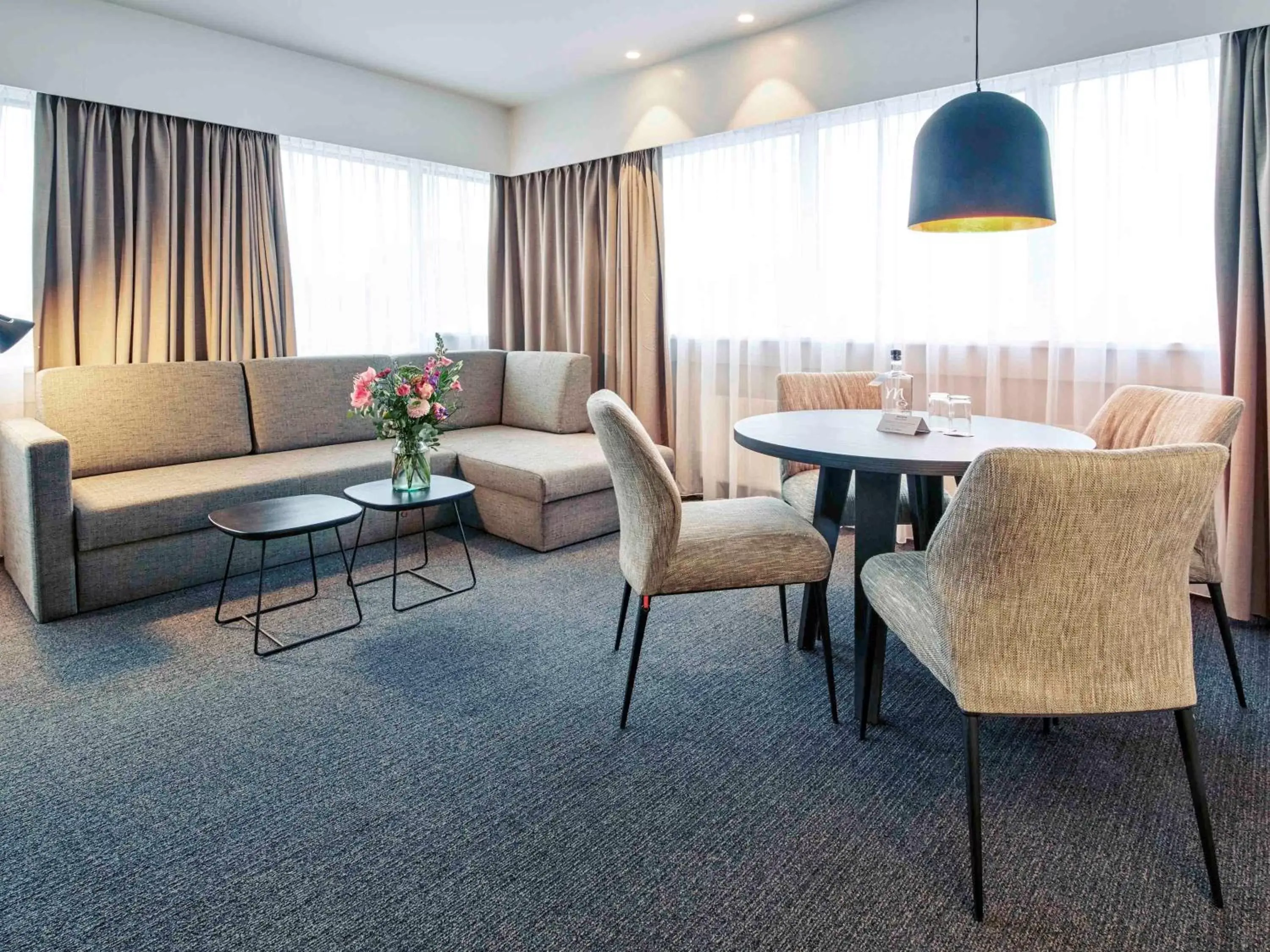 Photo of the whole room, Seating Area in Mercure Hotel Tilburg Centrum