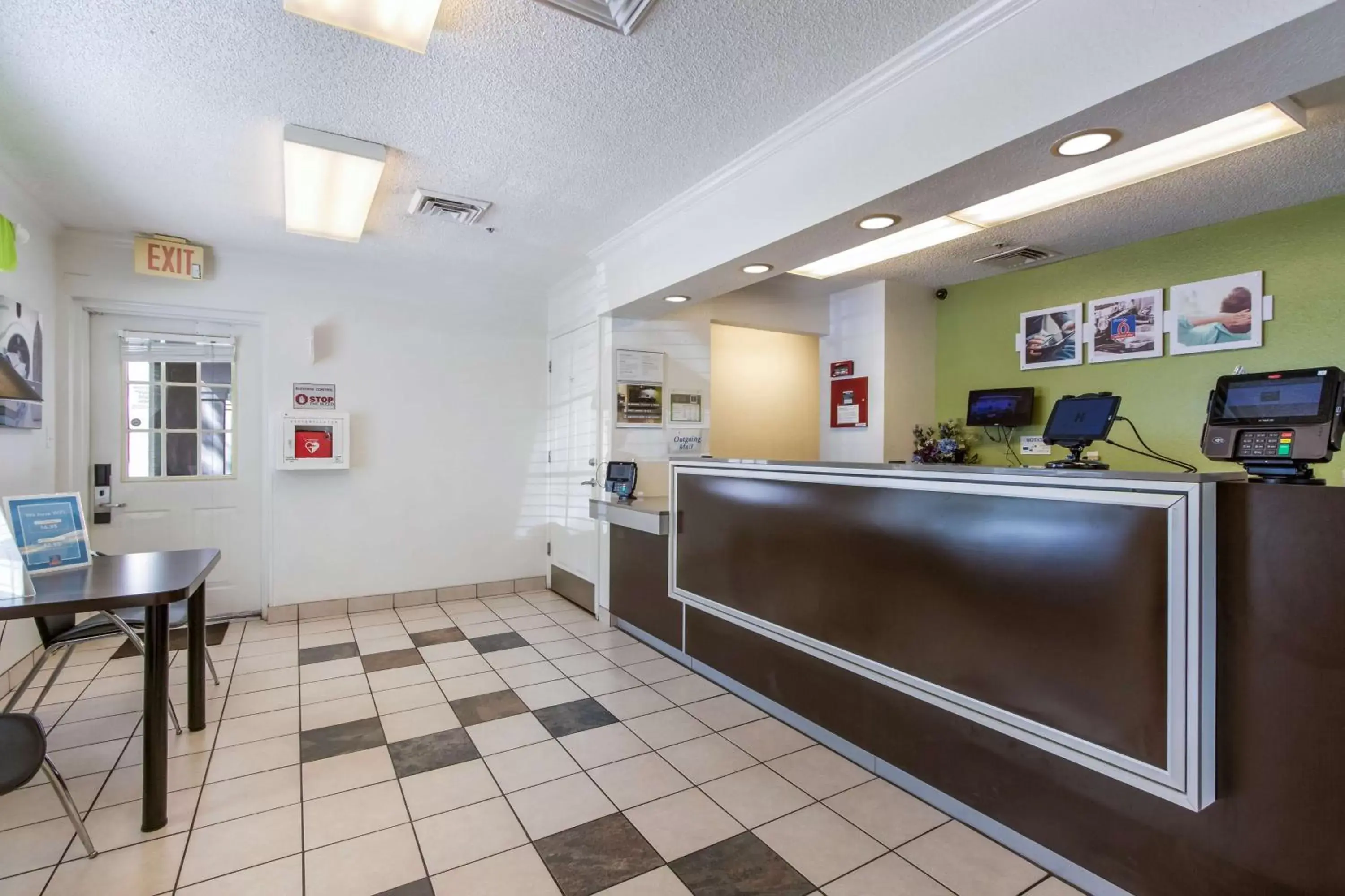 Lobby or reception, Lobby/Reception in Studio 6-Coral Springs, FL - Fort Lauderdale