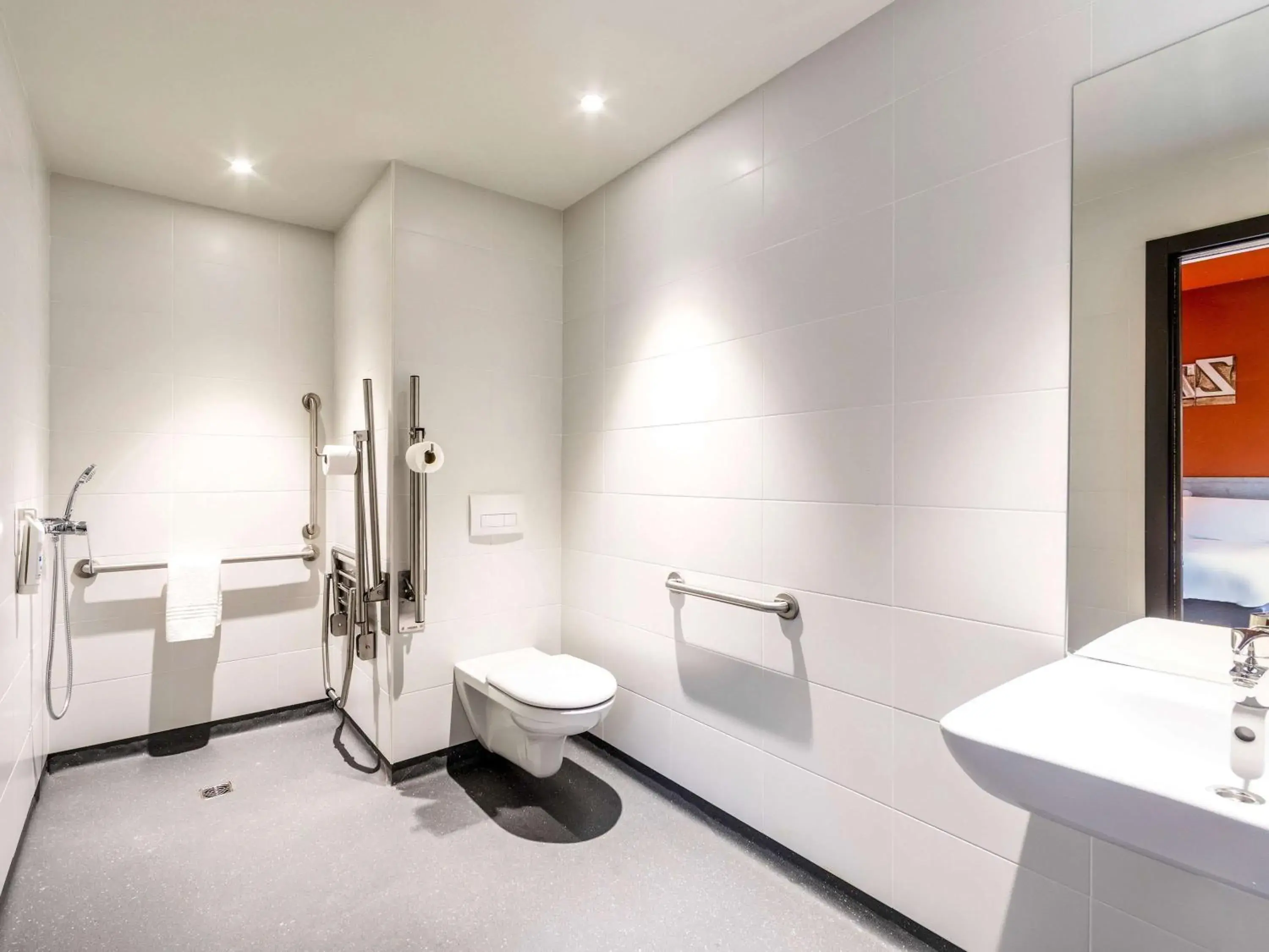 Bedroom, Bathroom in ibis budget Bilbao City
