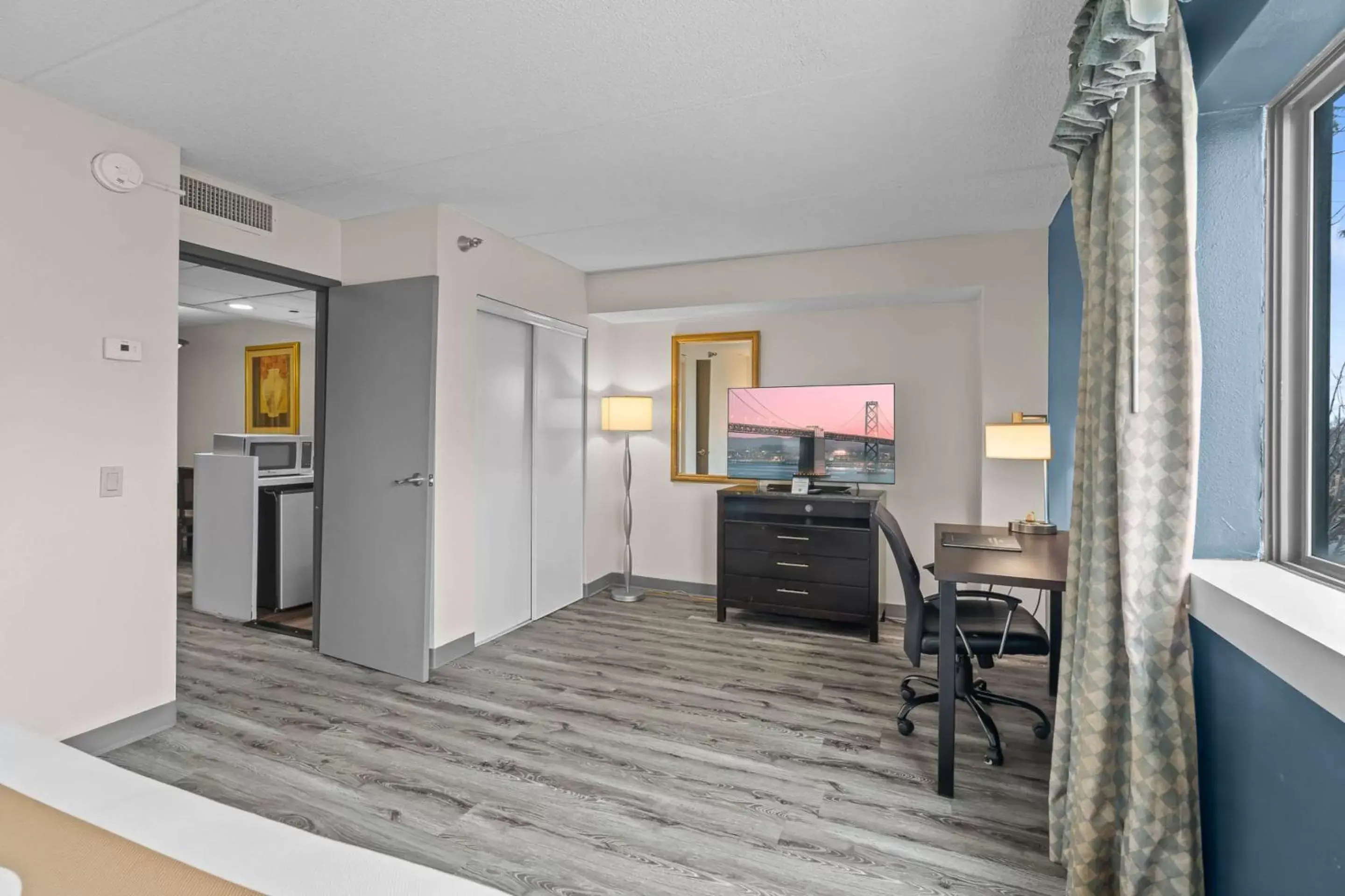 Bedroom, Kitchen/Kitchenette in Quality Inn & Suites Mall of America - MSP Airport