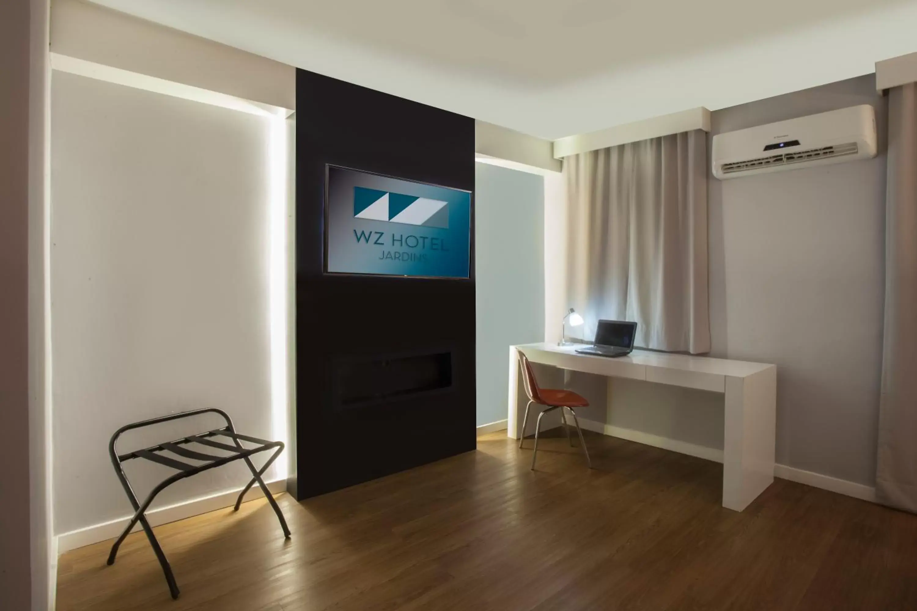 TV and multimedia, TV/Entertainment Center in Hotel WZ Jardins