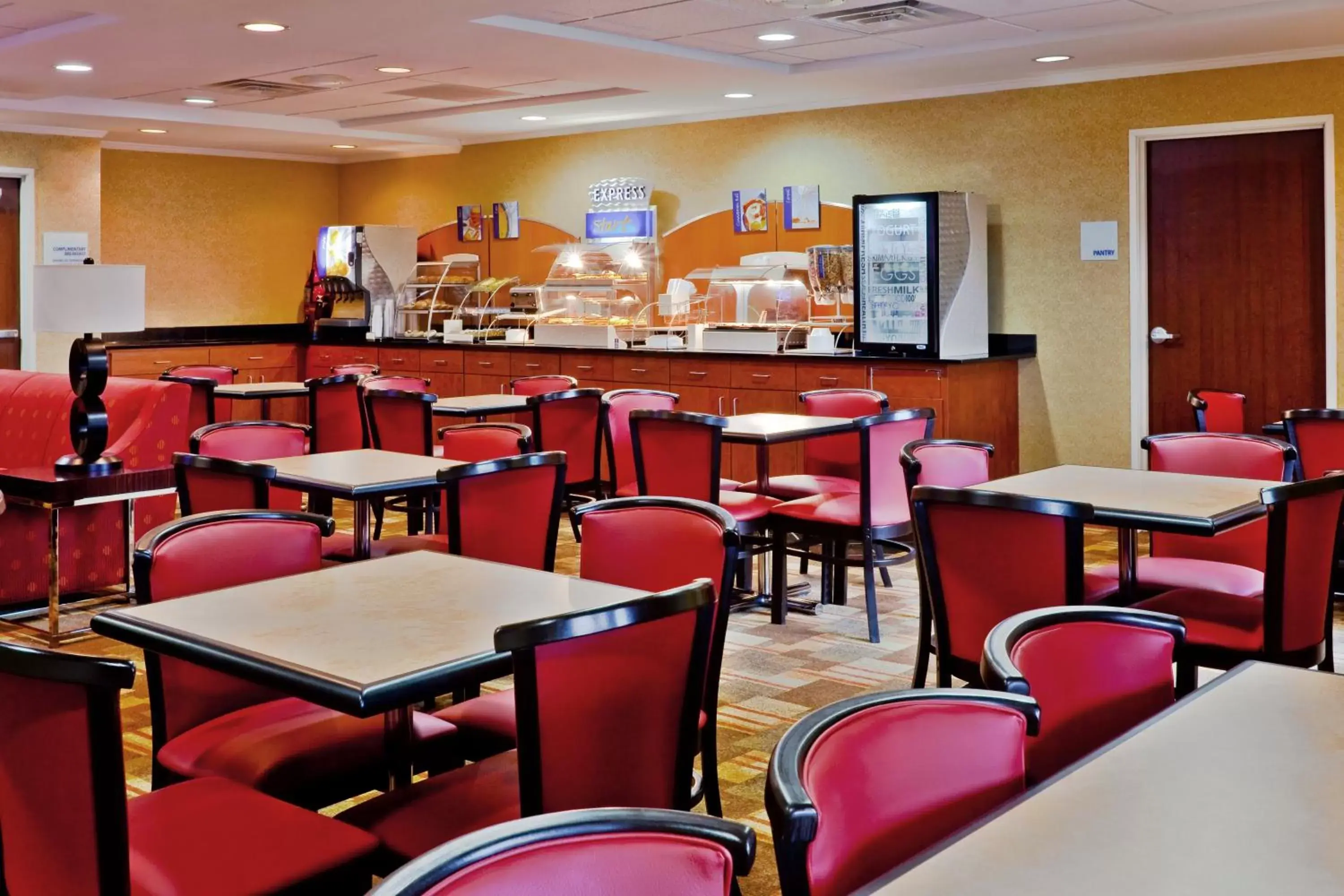 Breakfast, Restaurant/Places to Eat in Holiday Inn Express Hotel & Suites Memphis/Germantown, an IHG Hotel
