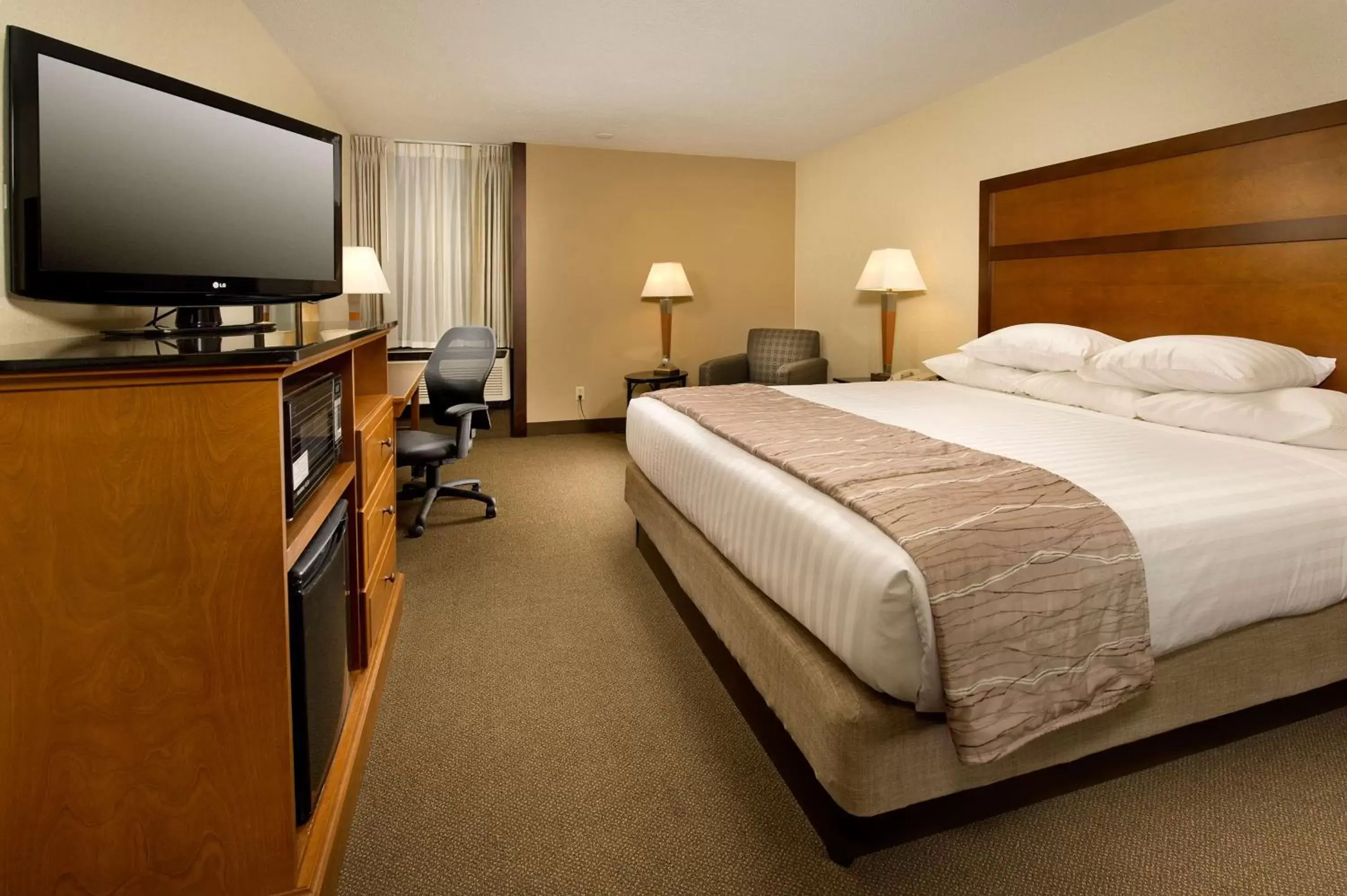 Photo of the whole room, Bed in Drury Inn & Suites Springfield