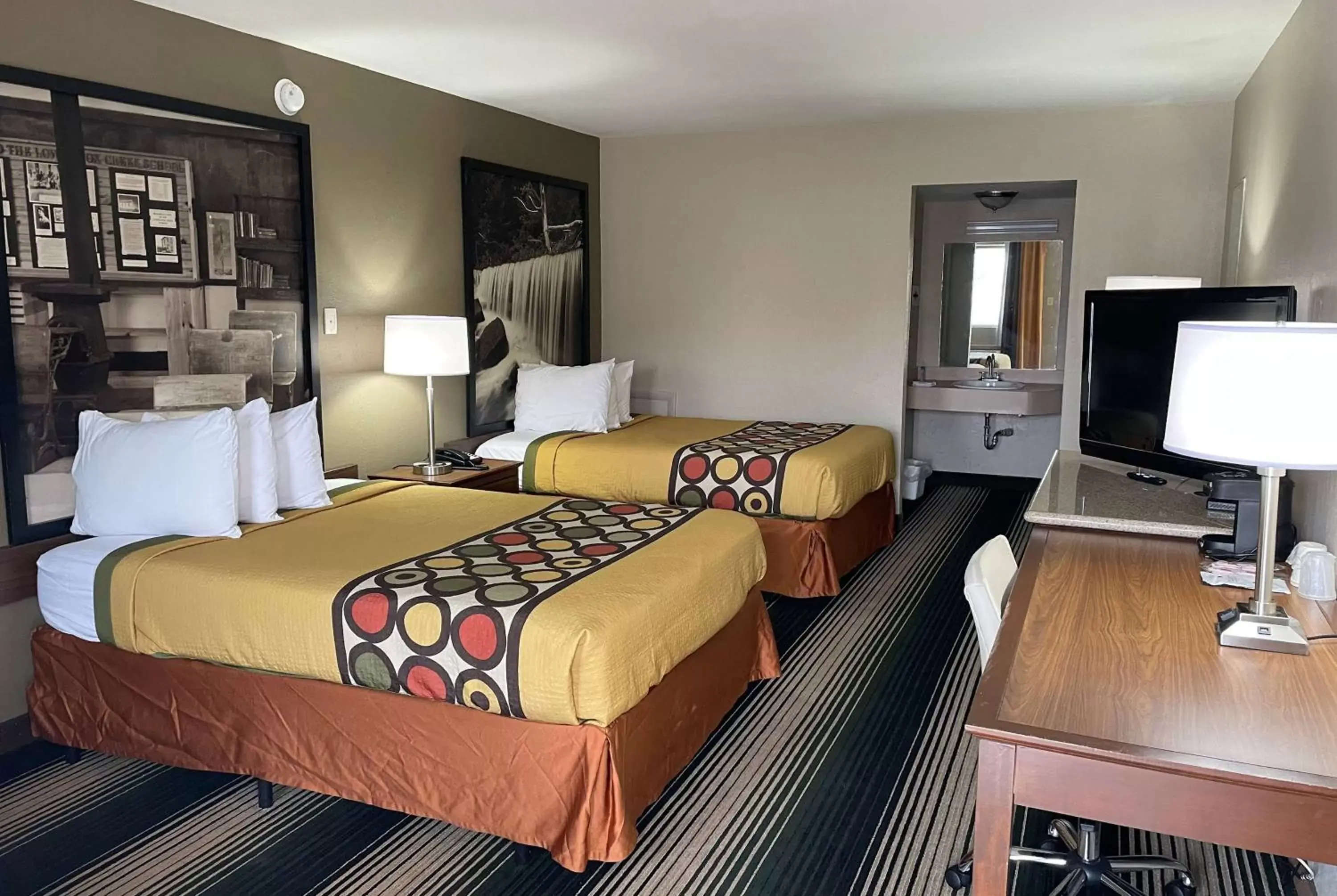 Photo of the whole room, Bed in Super 8 by Wyndham Junction City