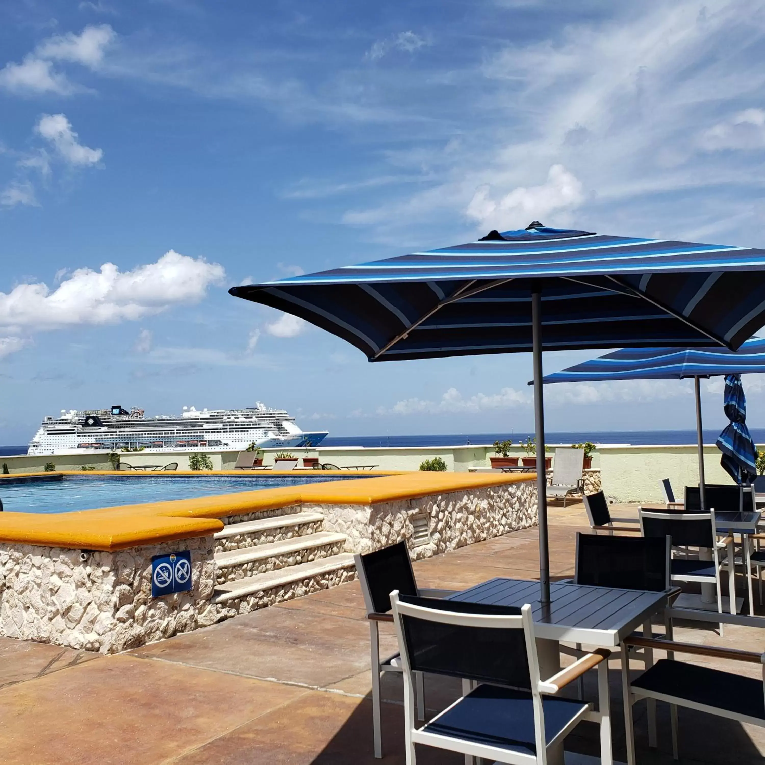 Swimming pool in Hotel Plaza Cozumel