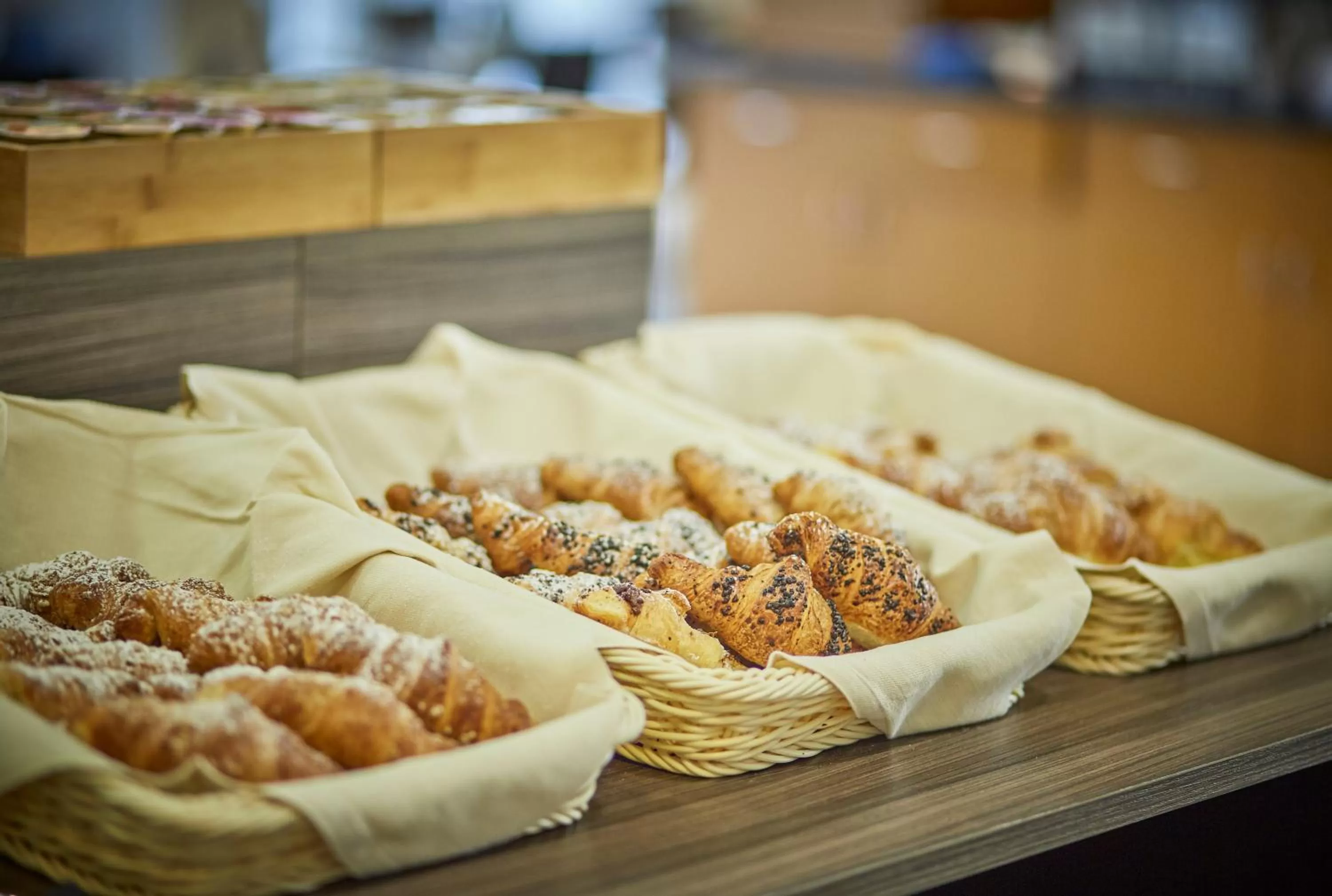 Buffet breakfast in iH Hotels Milano Lorenteggio