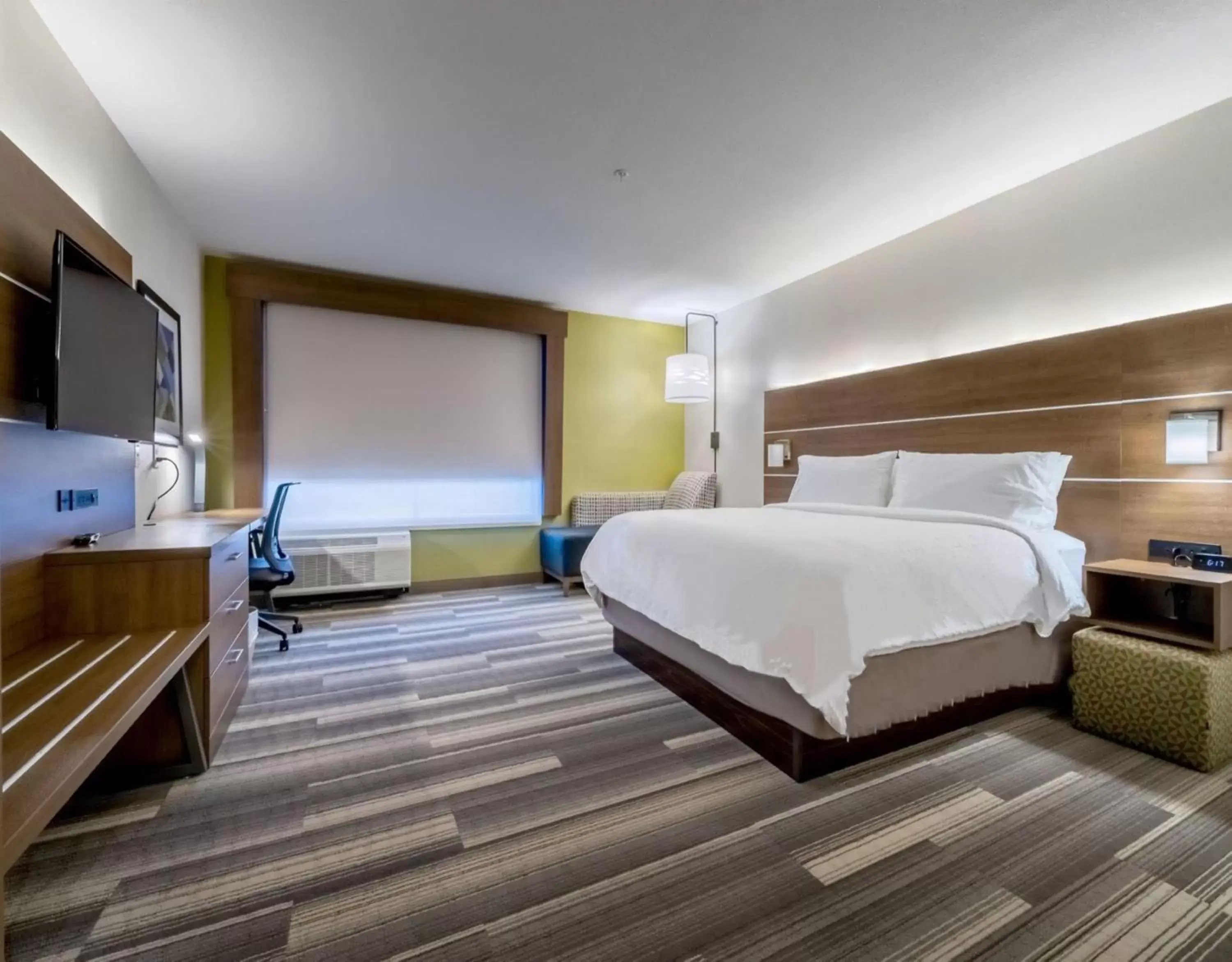 Photo of the whole room, Bed in Holiday Inn Express & Suites - Marion, an IHG Hotel