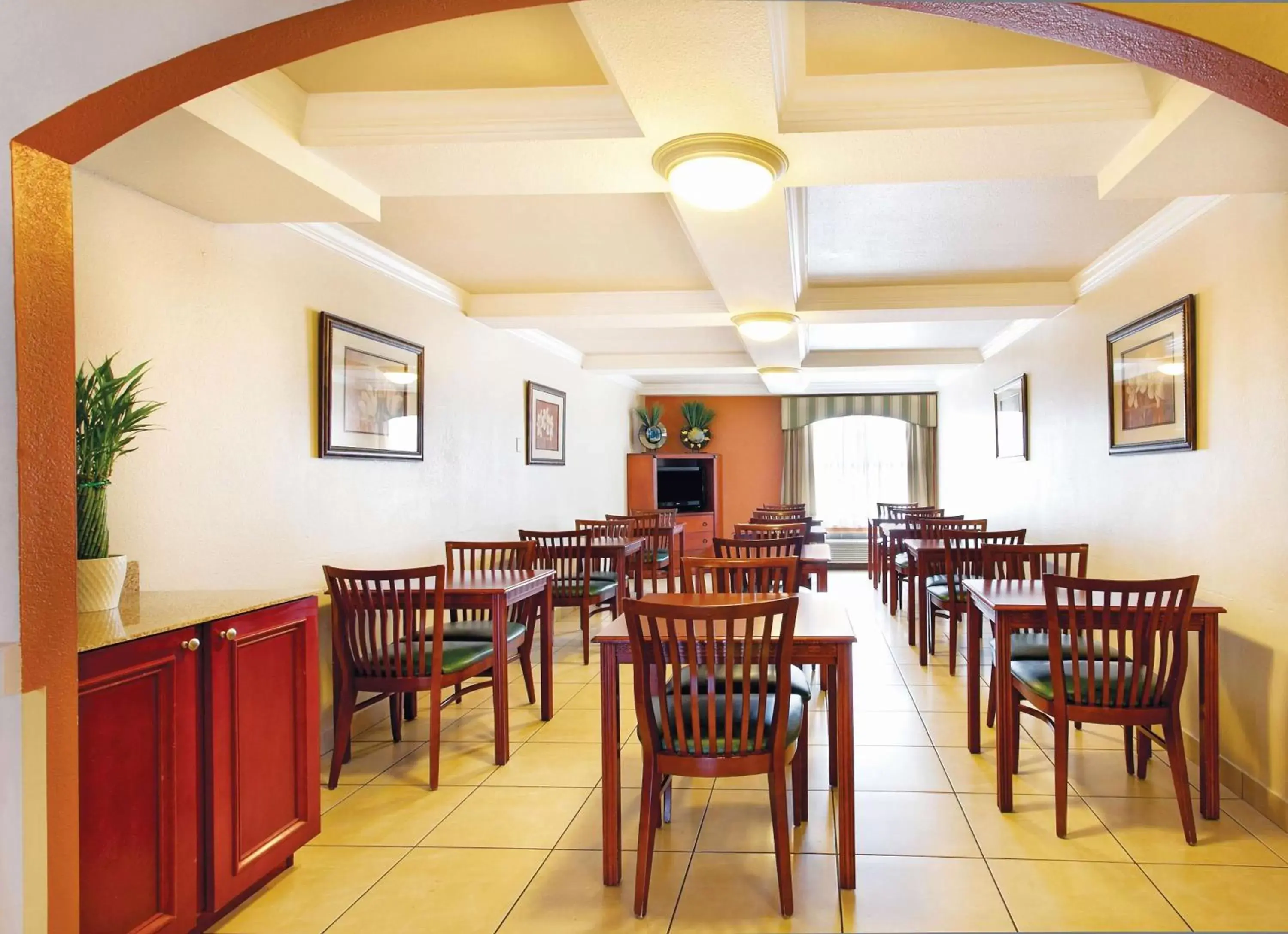 On site, Restaurant/Places to Eat in La Quinta Inn by Wyndham Orlando International Drive North