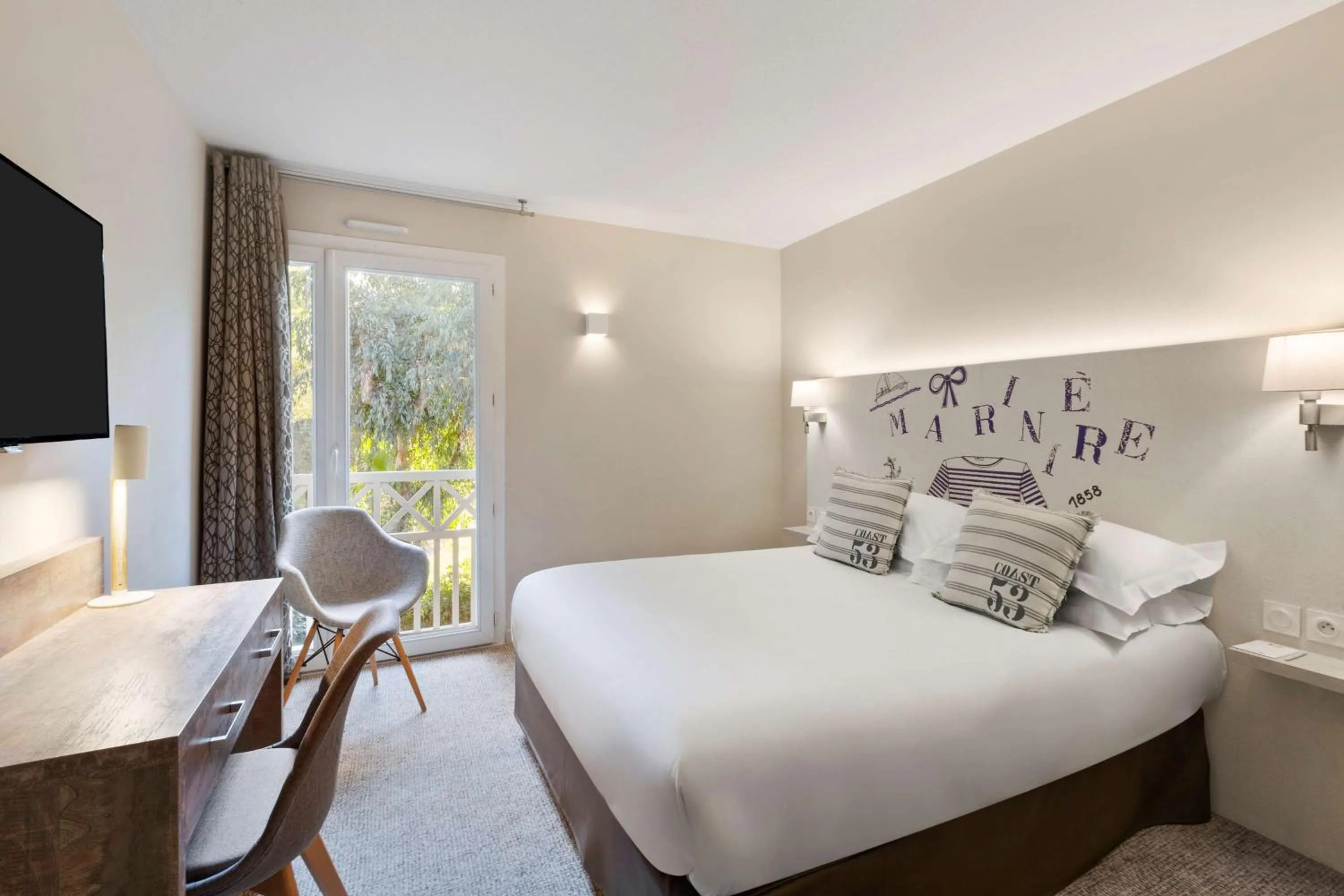 Photo of the whole room, Bed in Best Western Plus Hyères Côte D'Azur